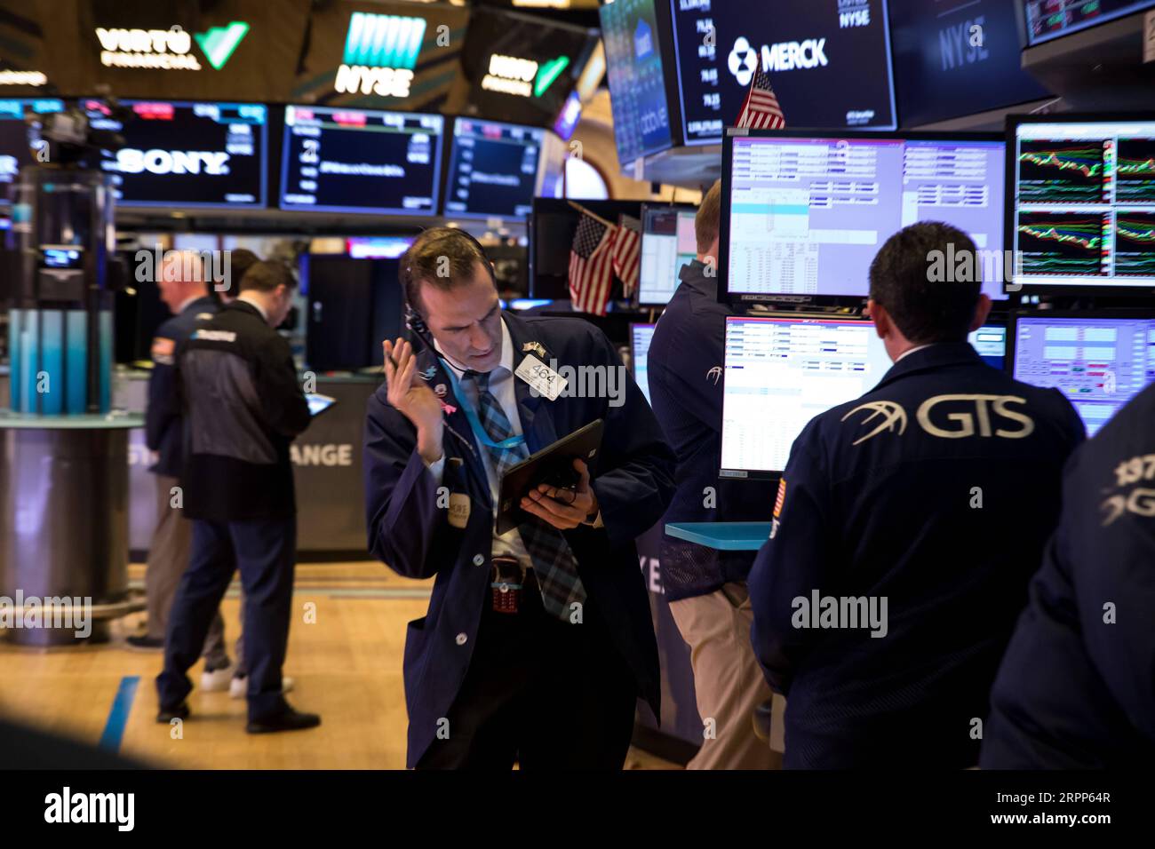 200311 -- NEW YORK, 11 marzo 2020 -- i commercianti lavorano alla Borsa di New York NYSE a New York, negli Stati Uniti, l'11 marzo 2020. La Dow Jones Industrial Average è scesa di 1.464,94 punti, o 5,86%, a 23.553,22. L'indice azionario del 30 è caduto in un territorio di mercato degli orsi, in calo di oltre il 20% rispetto alla chiusura record del mese scorso. La S&P 500 è diminuita di 140,85 punti, o del 4,89%, per finire a 2.741,38. Il Nasdaq Composite Index è sceso di 392,20 punti, o 4,70%, a 7.952,05. Foto di /Xinhua U.S.-NEW YORK-STOCKS MichaelxNagle PUBLICATIONxNOTxINxCHN Foto Stock