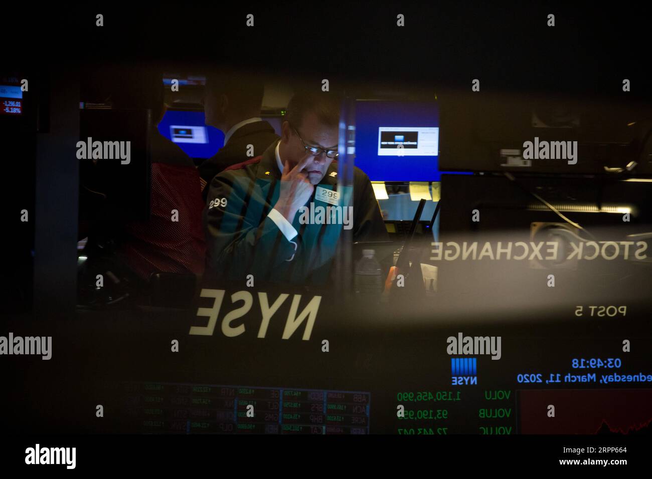 200311 -- NEW YORK, 11 marzo 2020 -- i commercianti lavorano alla Borsa di New York NYSE a New York, negli Stati Uniti, l'11 marzo 2020. La Dow Jones Industrial Average è scesa di 1.464,94 punti, o 5,86%, a 23.553,22. L'indice azionario del 30 è caduto in un territorio di mercato degli orsi, in calo di oltre il 20% rispetto alla chiusura record del mese scorso. La S&P 500 è diminuita di 140,85 punti, o del 4,89%, per finire a 2.741,38. Il Nasdaq Composite Index è sceso di 392,20 punti, o 4,70%, a 7.952,05. Foto di /Xinhua U.S.-NEW YORK-STOCKS MichaelxNagle PUBLICATIONxNOTxINxCHN Foto Stock
