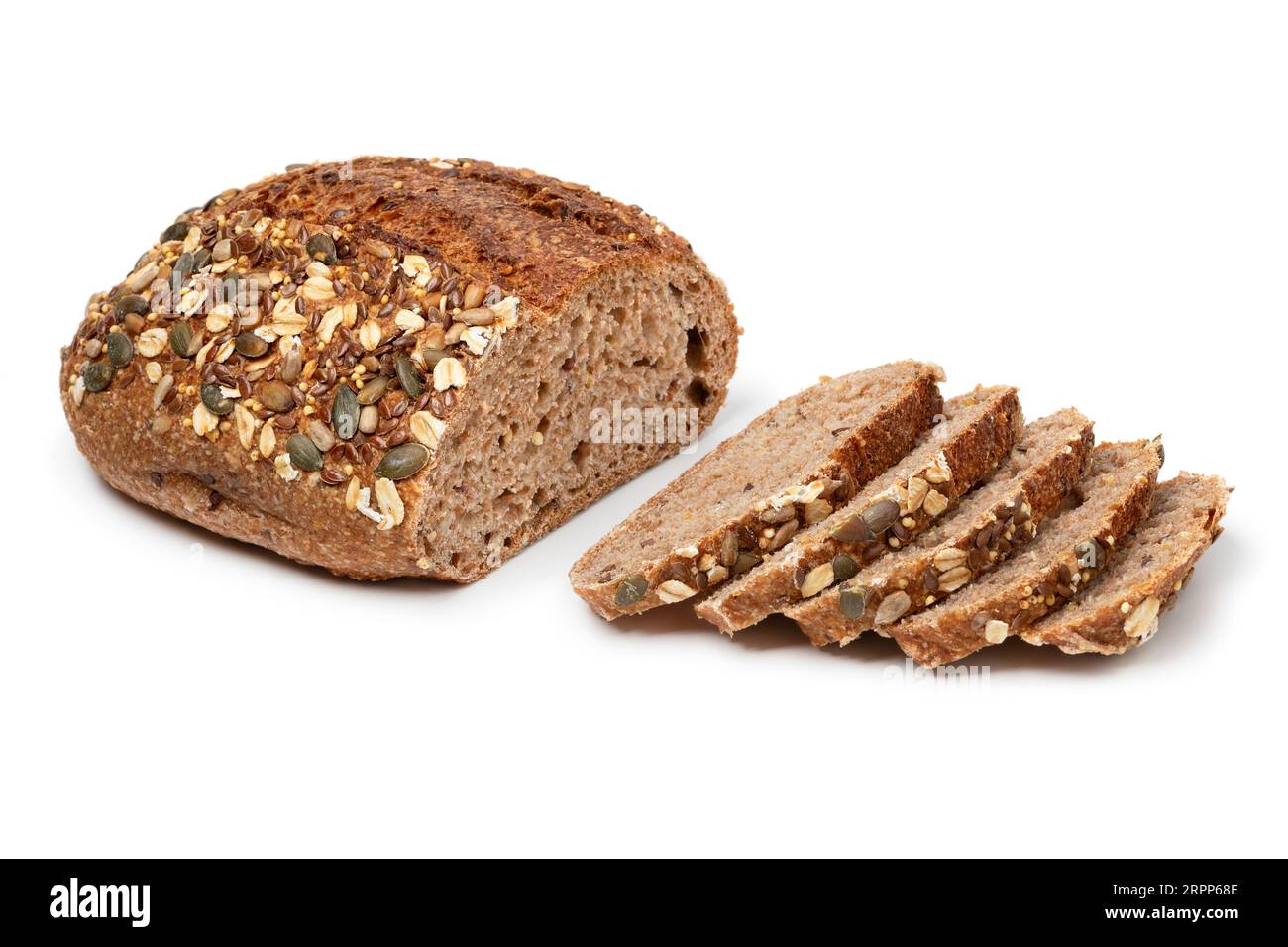 Pane di lievitazione naturale e fette con una variazione di semi da vicino isolato su sfondo bianco Foto Stock