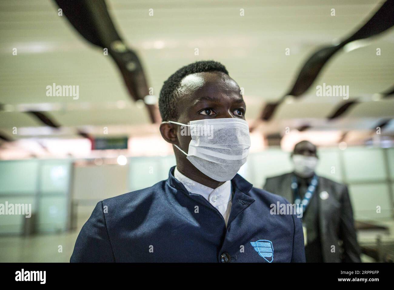 200312 -- DAKAR, 12 marzo 2020 Xinhua -- la foto scattata il 10 marzo 2020 mostra un dipendente dell'aeroporto che indossa una maschera a Dakar, in Senegal. Mercoledì il Ministero della salute e dell'azione sociale senegalese ha confermato il quinto caso del paese di COVID-19. Al fine di evitare l'ingresso di un numero maggiore di casi in Senegal, le autorità dell'aeroporto internazionale di Blaise Diagne, in base alle linee guida del ministero della salute e dell'azione sociale senegalese, hanno intensificato tutte le misure necessarie per individuare i casi di nuovo coronavirus. Foto di Eddy Peters/Xinhua SENEGAL-AIRPORT-MEASUREMENTS-COVID-19 PUBLICATIONxNOTxINxCHN Foto Stock