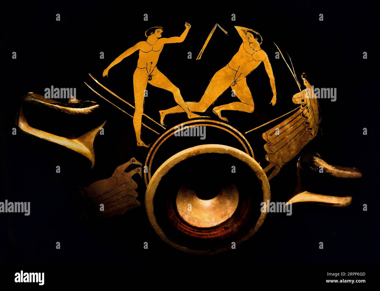 Attico a figura rossa kylix due pugili che combattono sotto l'occhio vigile del loro allenatore 480 a.C. dal pittore della Gigantomachy di Parigi , Atene, Museo, Greco, Grecia. Museo d'arte delle Cicladi gli antichi Giochi Olimpici erano una serie di competizioni atletiche tra i rappresentanti delle città-stato e furono uno dei Giochi panellenici dell'antica Grecia. Si tenevano presso il santuario religioso panellenico di Olimpia, in onore di Zeus, e i greci diedero loro un'origine mitologica. Foto Stock