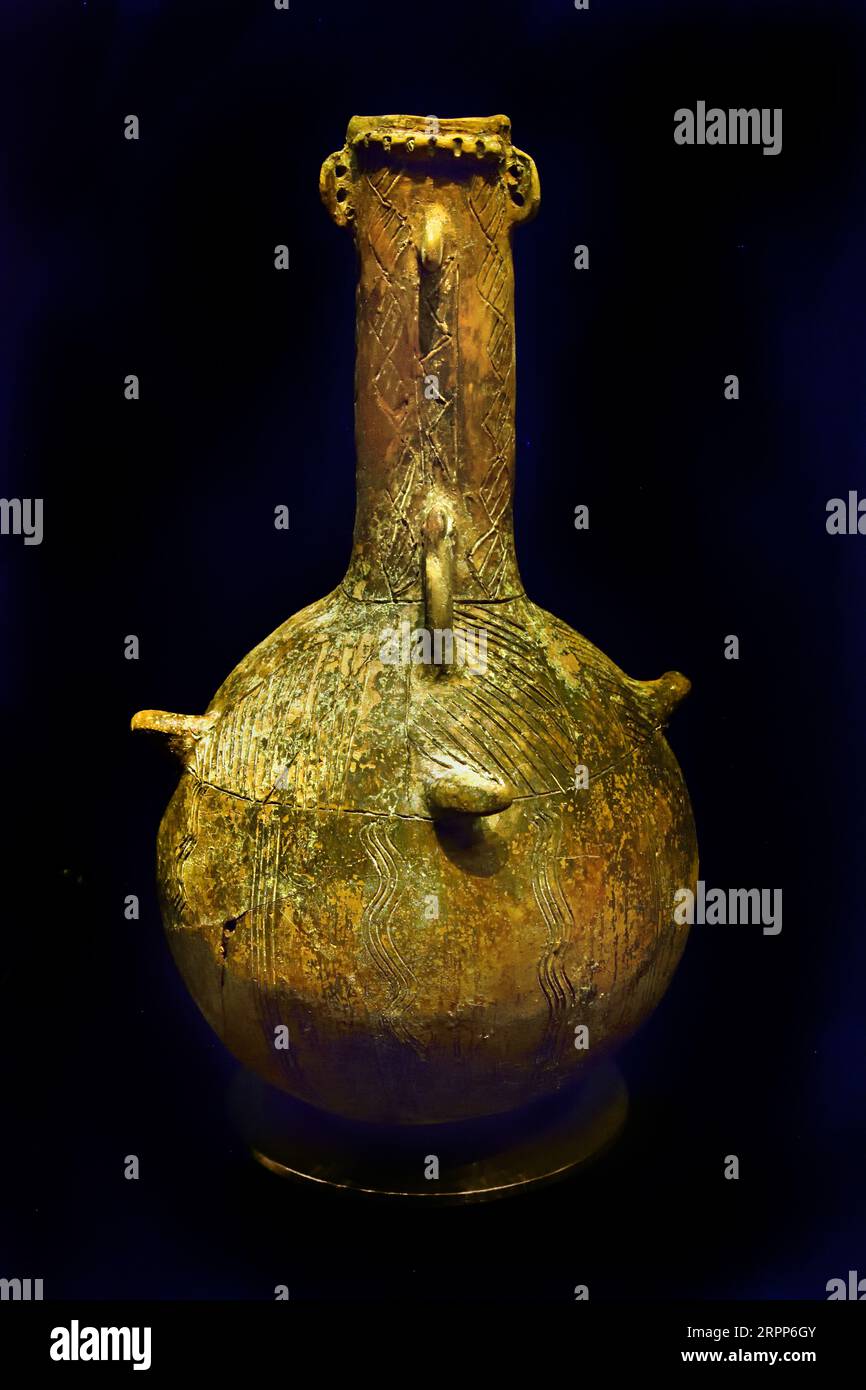 Caraffa con rilievo facciale con articoli Black Slip Ware Middle Cypriot II 1800-1725 Atene, Museo, Greco, Grecia. . Museo d'arte delle Cicladi Foto Stock