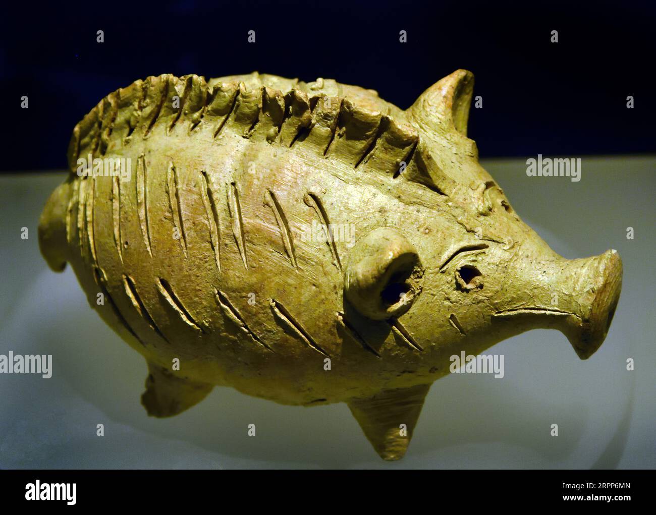 Sonaglino zoomorfo 600-480 a.C. Atene, Museo, Grecia. Museo d'arte delle Cicladi statuetta di argilla cipriota a forma di cinghiale. La statuetta è vuota e contiene piccole pietre o semi, il che significa che è stata usata come un sonaglino. I sonagli zoomorfici erano abbastanza comuni a Cipro dalla tarda età del bronzo in poi. Foto Stock