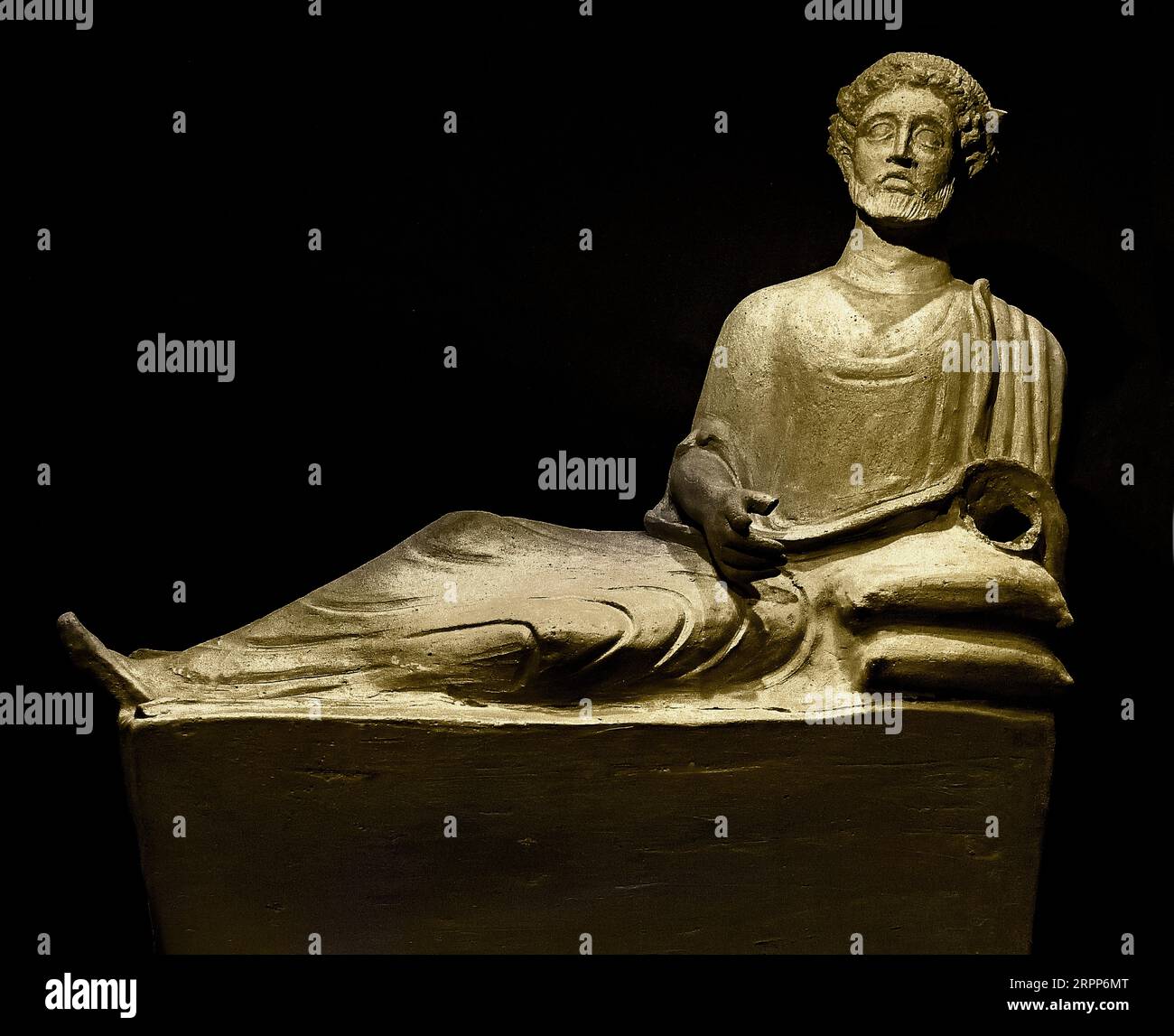 Statuetta funeraria di una figura maschile reclinata del IV secolo a.C. - Atene, Museo, Grecia, Grecia. . Il Museo di Arte Cicladica figura maschile barbuta di Cipro, che indossa un himation e ha una corona sulla testa, è raffigurato come reclinato su un divano rettangolare, sorretto da cuscini. Foto Stock