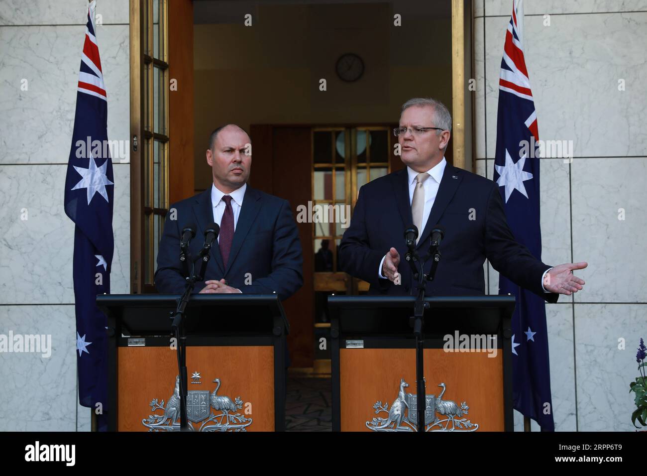 200312 -- CANBERRA, 12 marzo 2020 -- il primo ministro australiano Scott Morrison R e il tesoriere Josh Frydenberg partecipano a una conferenza stampa presso il Parlamento di Canberra, Australia, 12 marzo 2020. Il governo australiano ha annunciato giovedì un pacchetto di stimolo per il coronavirus da 11,35 miliardi di dollari australiani. Le misure, che valgono più dell'1% del PIL del prodotto interno lordo australiano, includono incentivi agli investimenti accelerati e sussidi salariali per gli apprendisti commerciali. Foto di /Xinhua AUSTRALIA-CANBERRA-COVID-19-ECONOMY-PLAN ChuxChen PUBLICATIONxNOT Foto Stock