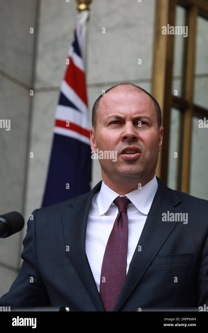 200312 -- CANBERRA, 12 marzo 2020 -- il tesoriere australiano Josh Frydenberg partecipa a una conferenza stampa presso la sede del Parlamento a Canberra, Australia, 12 marzo 2020. Il governo australiano ha annunciato giovedì un pacchetto di stimolo per il coronavirus da 11,35 miliardi di dollari australiani. Le misure, che valgono più dell'1% del PIL del prodotto interno lordo australiano, includono incentivi agli investimenti accelerati e sussidi salariali per gli apprendisti commerciali. Foto di /Xinhua AUSTRALIA-CANBERRA-COVID-19-ECONOMY-PLAN ChuxChen PUBLICATIONxNOTxINxCHN Foto Stock