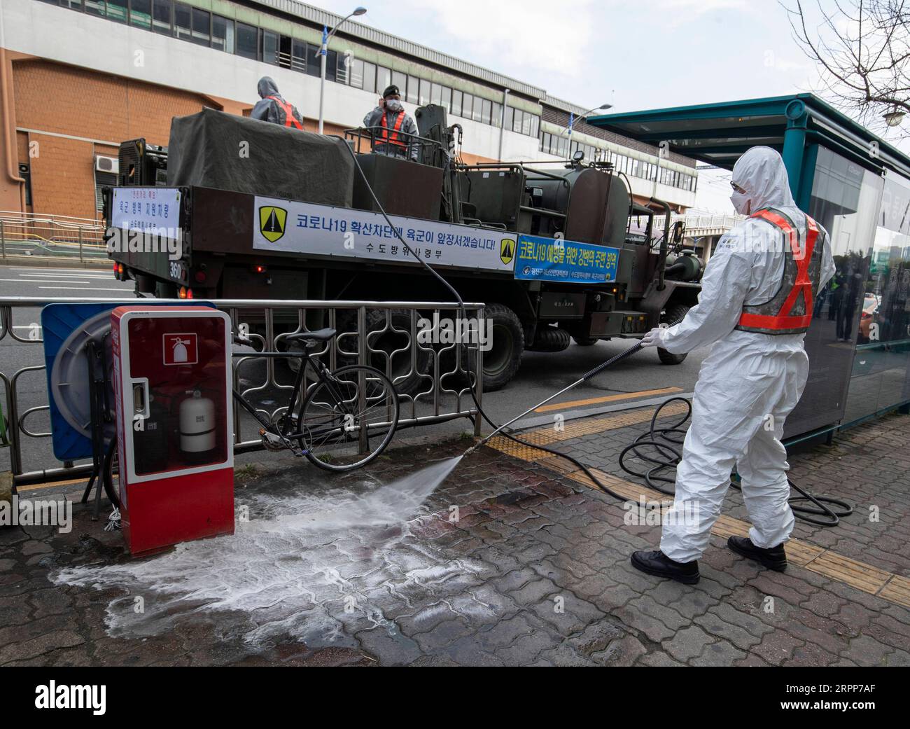 200312 -- SEOUL, 12 marzo 2020 Xinhua -- Un membro dello staff disinfetta vicino a un terminal degli autobus nel distretto di Gwangjin di Seoul, Corea del Sud, 12 marzo 2020. La Corea del Sud ha confermato 114 casi in più di COVID-19 rispetto a 24 ore fa a mezzanotte di giovedì ora locale, portando il numero totale di infezioni a 7.869. Sono stati segnalati altri cinque morti, portando il bilancio delle vittime a 66. Foto di Lee Sang-ho/Xinhua COREA DEL SUD-SEOUL-COVID-19-CASES PUBLICATIONxNOTxINxCHN Foto Stock