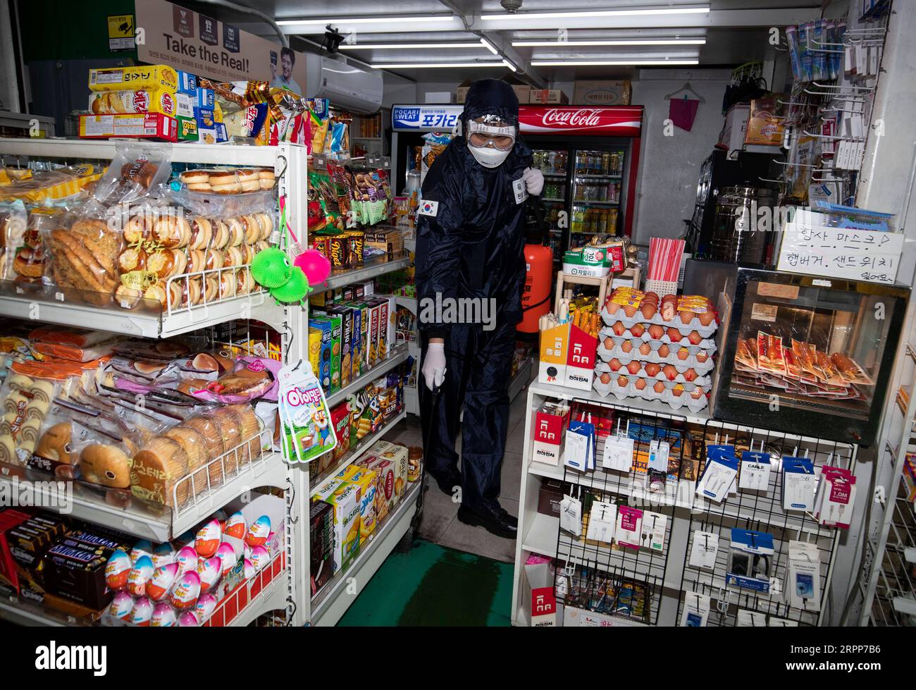 200312 -- SEOUL, 12 marzo 2020 Xinhua -- Un membro dello staff disinfetta un negozio vicino a un terminal degli autobus nel distretto di Gwangjin di Seoul, Corea del Sud, 12 marzo 2020. La Corea del Sud ha confermato 114 casi in più di COVID-19 rispetto a 24 ore fa a mezzanotte di giovedì ora locale, portando il numero totale di infezioni a 7.869. Sono stati segnalati altri cinque morti, portando il bilancio delle vittime a 66. Foto di Lee Sang-ho/Xinhua COREA DEL SUD-SEOUL-COVID-19-CASES PUBLICATIONxNOTxINxCHN Foto Stock