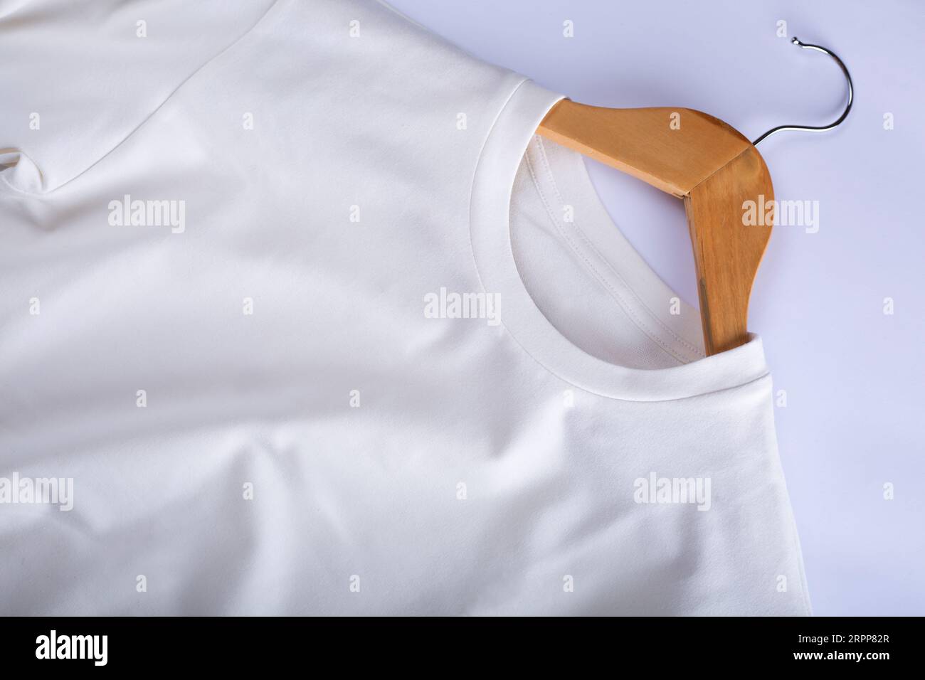 T-shirt da donna appesa separatamente su un trempel Foto Stock