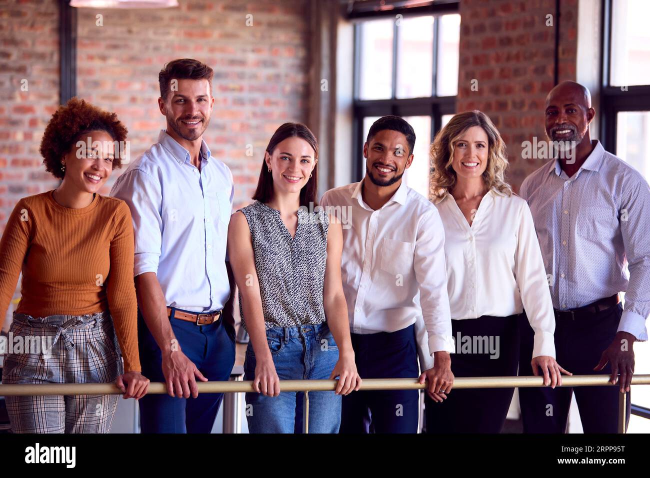 Ritratto della riunione del team aziendale multiculturale in un ufficio occupato Foto Stock
