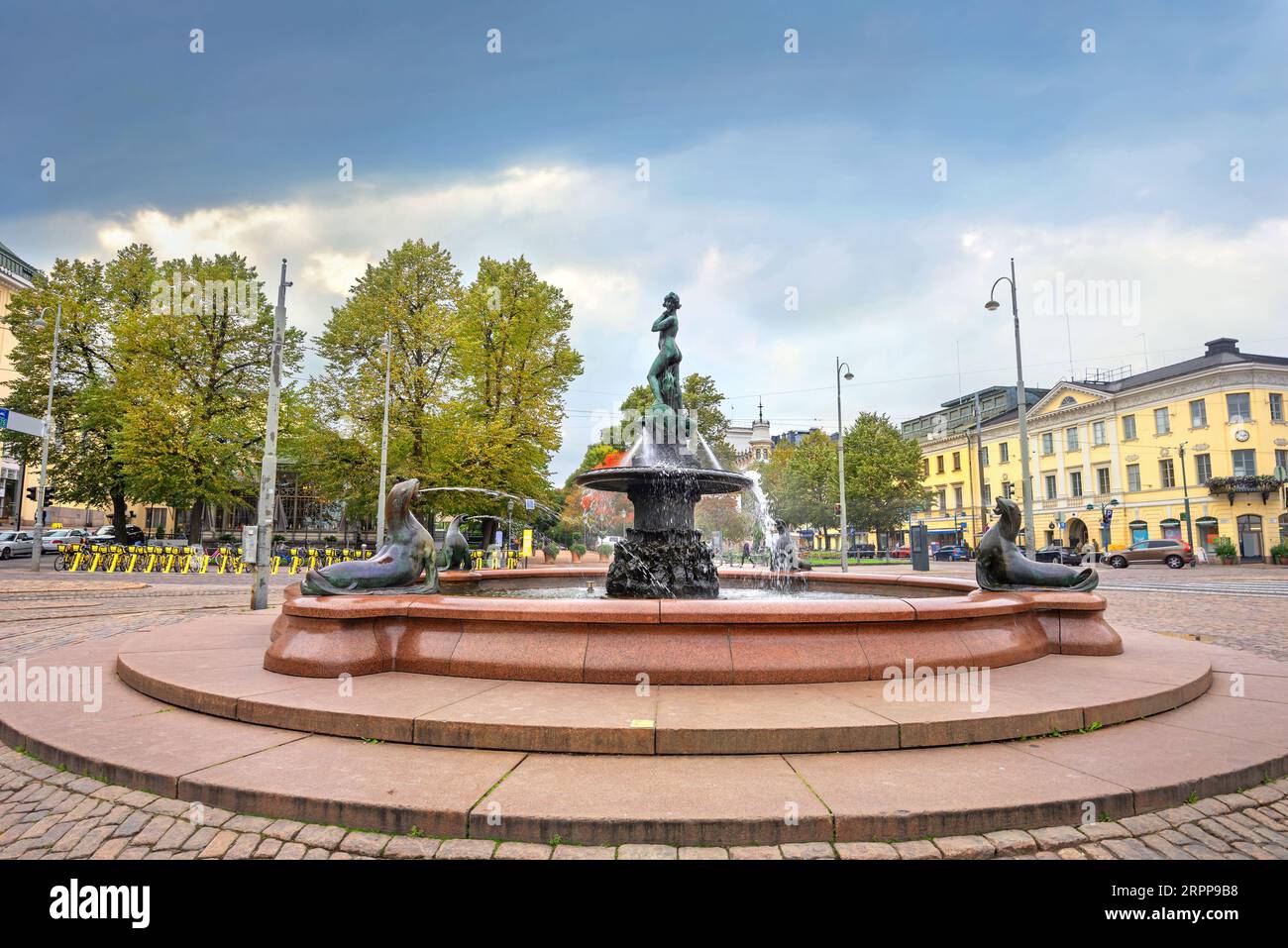 Vista della fontana Havis Amanda sulla piazza del mercato vicino al porto di Helsinki. Finlandia Foto Stock