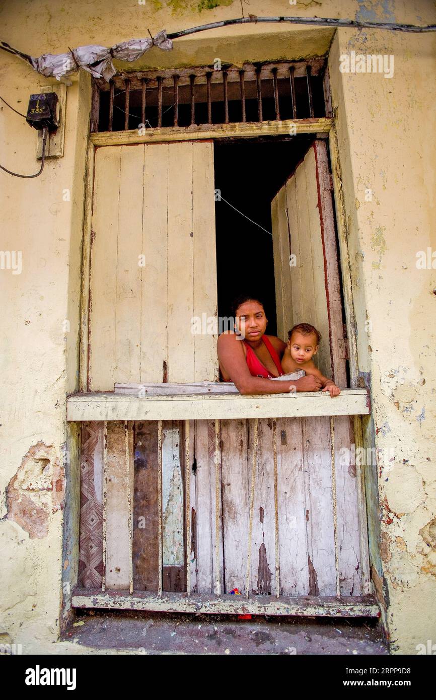 Panama, Panama-City, madre e bambino nella vecchia casa del Panama Viego. Foto Stock