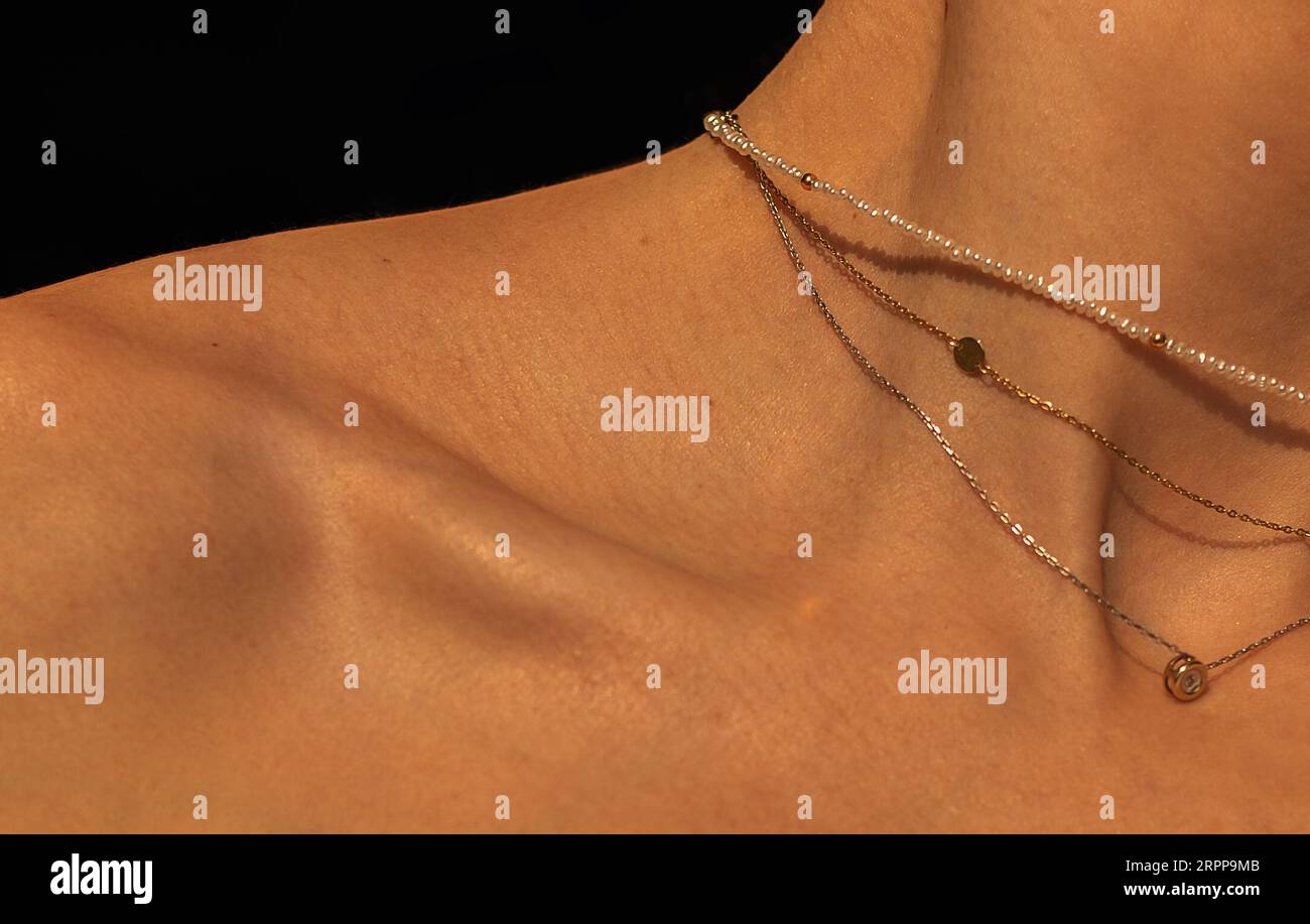 Giovane donna con gioielli in perla senza collo. Dettagli eleganti sul collo femminile. Foto Stock