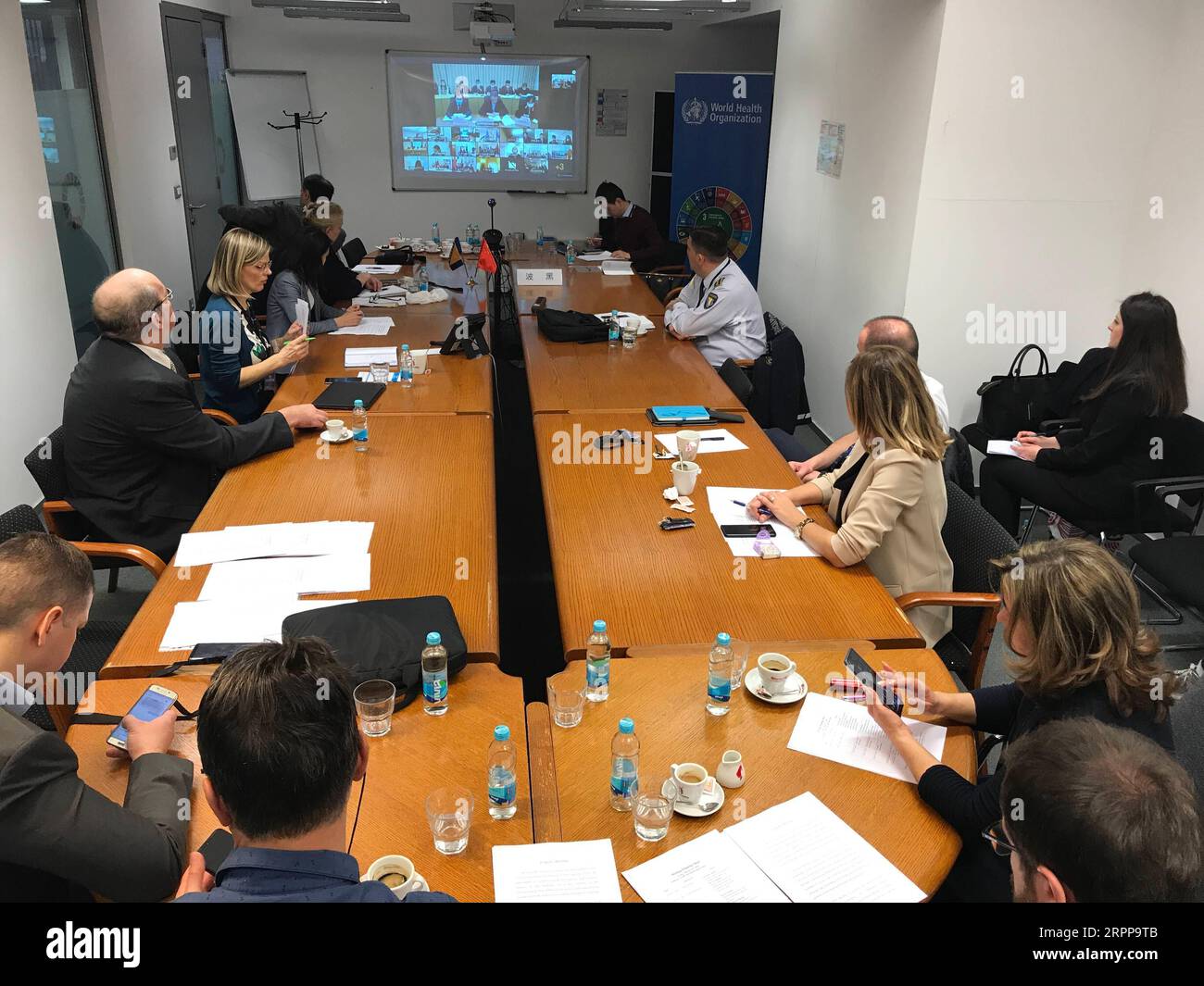 200314 -- SARAJEVO, 14 marzo 2020 -- foto scattata con il cellulare il 13 marzo 2020 mostra funzionari ed esperti della salute estoni che partecipano a una videoconferenza con funzionari della salute cinesi, esperti e loro controparti provenienti dai paesi dell'Europa centrale e orientale CEE a Sarajevo, Bosnia ed Erzegovina. Xinhua in primo piano: La Cina mette in mostra lo spirito di condivisione offrendo ai paesi CEE approfondimenti sulla COVID-19 ZhangxXiuzhi PUBLICATIONxNOTxINxCHN Foto Stock