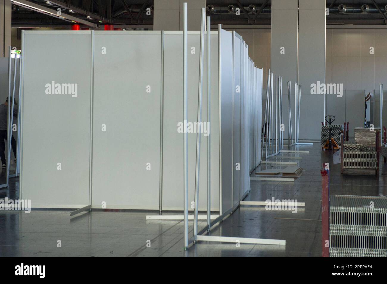 200314 -- VIENNA, 14 marzo 2020 -- la foto scattata il 14 marzo 2020 mostra l'interno della Messe Vienna, una grande sala espositiva che si sta trasformando in un ospedale temporaneo per pazienti affetti da coronavirus a Vienna, in Austria. Secondo i media austriaci, la sala espositiva Messe Vienna è in fase di preparazione per un grande ospedale e la prossima settimana saranno disponibili 880 posti letto. La struttura è destinata ai pazienti che hanno un decorso lieve della malattia ma non possono essere curati a casa. AUSTRIA-VIENNA-COVID-19-OSPEDALE TEMPORANEO GuoxChen PUBLICATIONxNOTxINxCHN Foto Stock