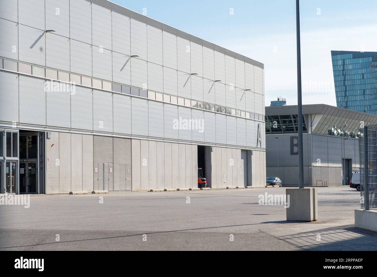 200314 -- VIENNA, 14 marzo 2020 -- la foto scattata il 14 marzo 2020 mostra un aspetto all'aperto della Messe Vienna, una grande sala espositiva che si sta trasformando in un ospedale temporaneo per pazienti affetti da coronavirus a Vienna, in Austria. Secondo i media austriaci, la sala espositiva Messe Vienna è in fase di preparazione per un grande ospedale e la prossima settimana saranno disponibili 880 posti letto. La struttura è destinata ai pazienti che hanno un decorso lieve della malattia ma non possono essere curati a casa. AUSTRIA-VIENNA-COVID-19-OSPEDALE TEMPORANEO GuoxChen PUBLICATIONxNOTxINxCHN Foto Stock