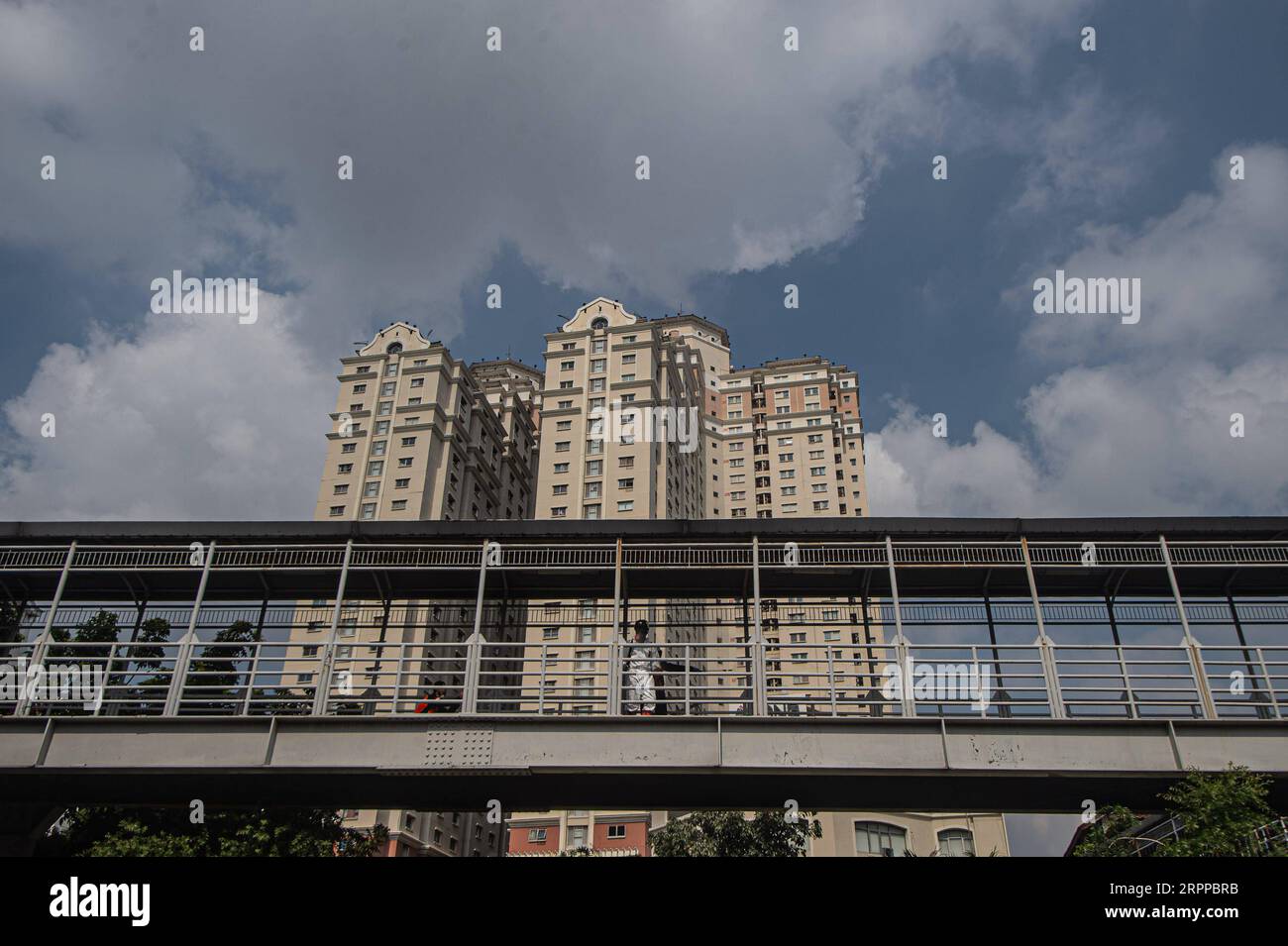 200315 -- GIACARTA, 15 marzo 2020 -- Un volontario spruzza disinfettante su un ponte pedonale a Giacarta, Indonesia, 15 marzo 2020. Varie organizzazioni sociali hanno partecipato all'irrorazione di disinfettanti nelle aree pubbliche di Giacarta. Secondo il portavoce del governo indonesiano Achmad Yurianto, il numero di casi è salito a 96, l'Indonesia ha riportato cinque morti per l'infezione da virus COVID-19. INDONESIA-JAKARTA-COVID-19-DISINFETTANTE VerixSanovri PUBLICATIONxNOTxINxCHN Foto Stock