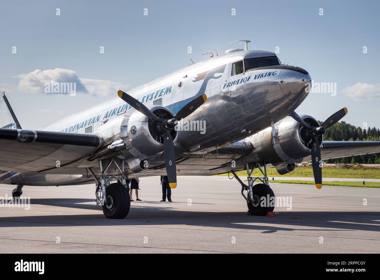 Se-CFP - Douglas DC-3, Daisy, all'aeroporto di Örebro, Örebro, Svezia. Il DC-3 Daisy Aircraft è stato prodotto nel 1943 ed è un vero veterano. Ha partecipato alla seconda guerra mondiale, dove ha partecipato, tra le altre cose, agli atterraggi aerei del D-Day il 6 giugno 1944. Foto Stock