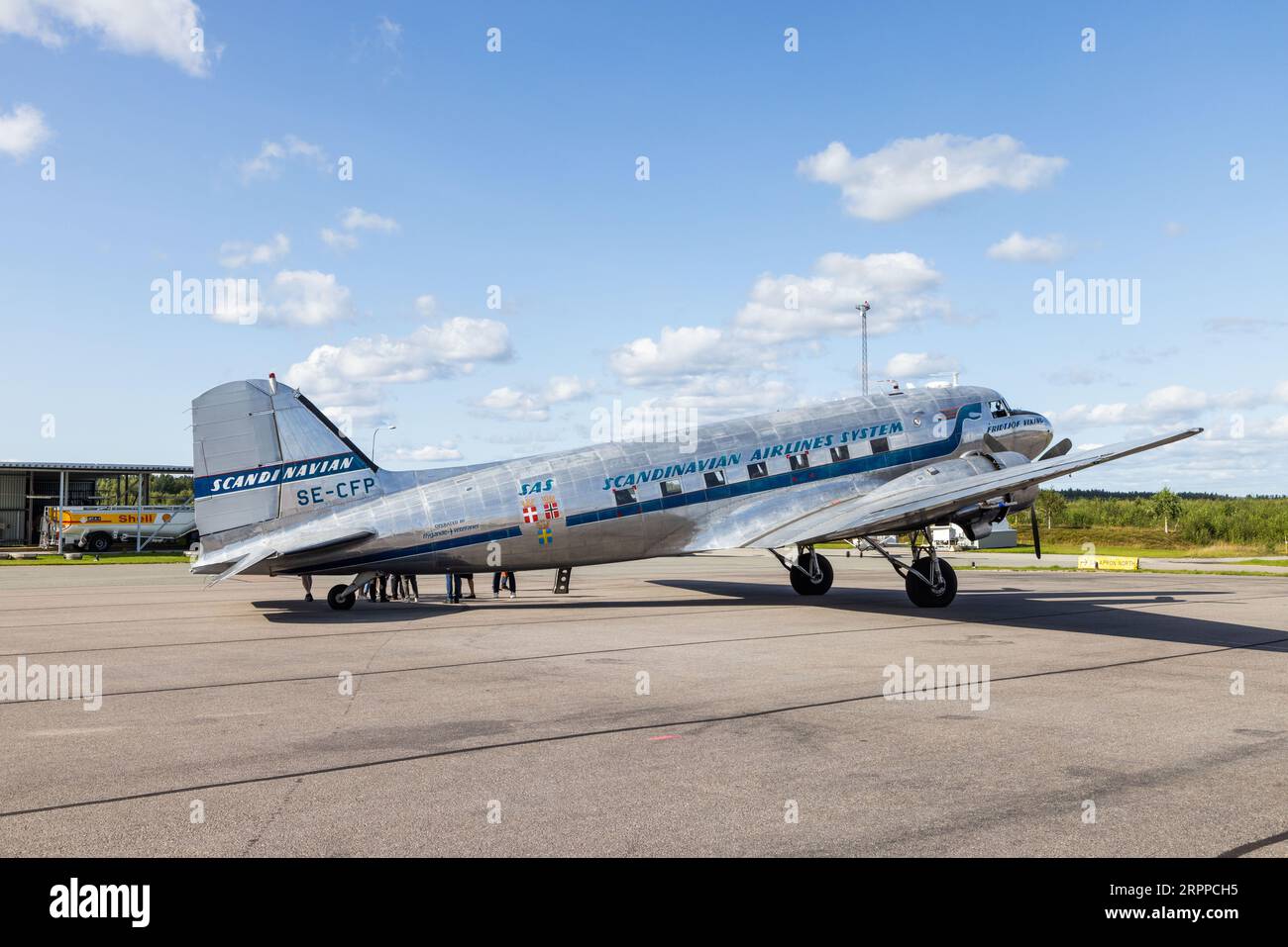 Se-CFP - Douglas DC-3, Daisy, all'aeroporto di Örebro, Örebro, Svezia. Il DC-3 Daisy Aircraft è stato prodotto nel 1943 ed è un vero veterano. Ha partecipato alla seconda guerra mondiale, dove ha partecipato, tra le altre cose, agli atterraggi aerei del D-Day il 6 giugno 1944. Foto Stock