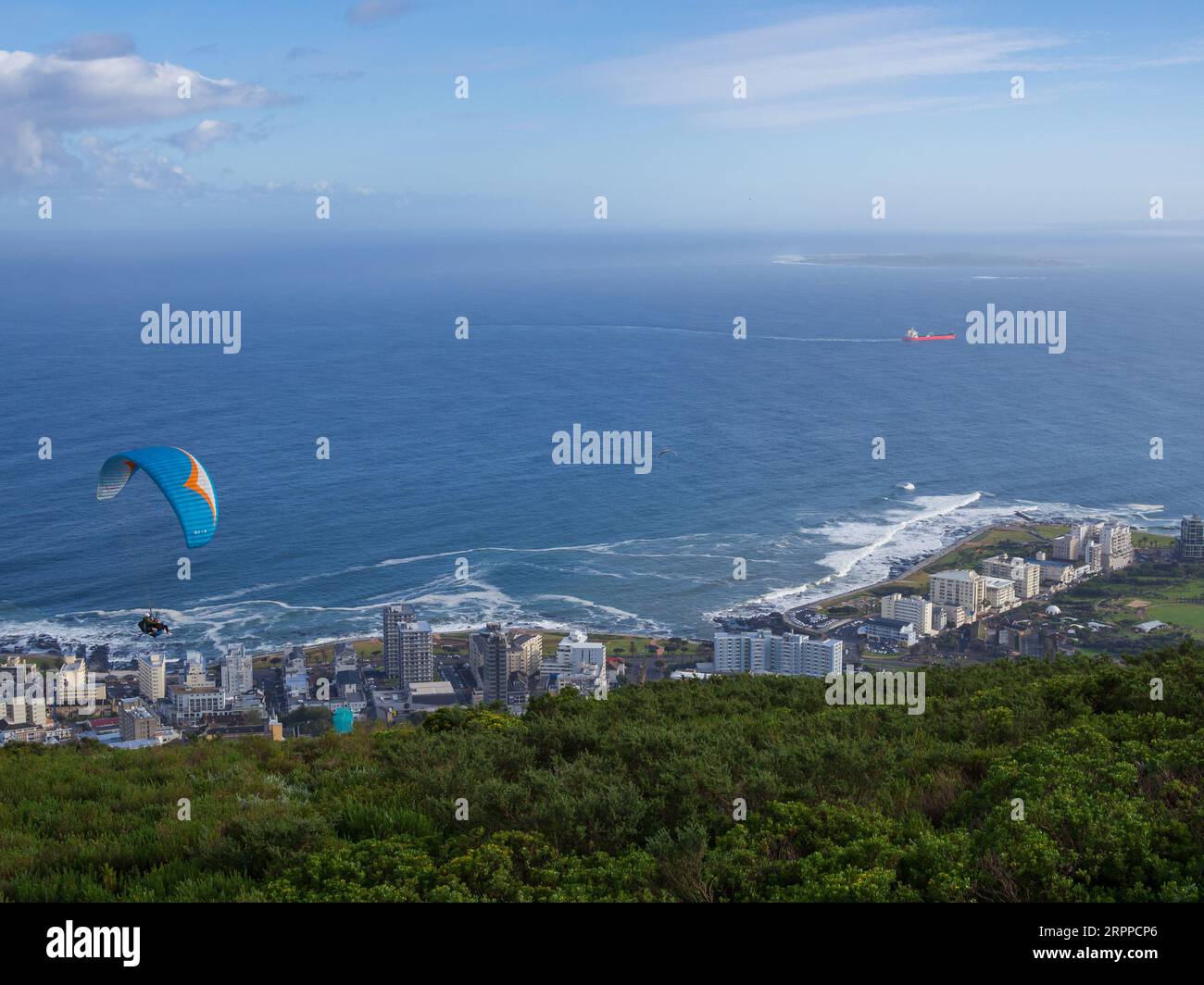 Città del Capo, Capo Occidentale, Sud Africa - 3 settembre 2023: Parapendio a Signal Hill, inizio primavera 2023. Foto Stock