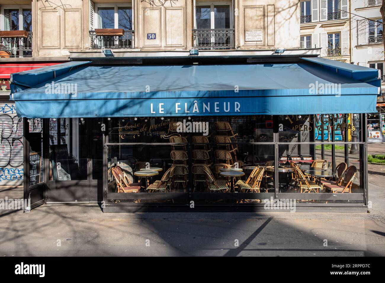 200316 -- PARIGI, 16 marzo 2020 -- Un ristorante chiuso è visto vicino a Place de la Republique a Parigi, in Francia, 15 marzo 2020. La Francia ha confermato un totale di 5.423 casi di infezione da coronavirus, in aumento di 923 dal giorno precedente, il più alto conteggio giornaliero da quando il virus è stato rilevato nel paese all'inizio di quest'anno, le autorità sanitarie hanno detto domenica. Il governo ha bloccato parzialmente il paese sabato. Tutti i luoghi pubblici non essenziali, in particolare caffè, negozi, ristoranti e discoteche, sono chiusi fino a nuovo avviso. Solo alimentari, farmacie, distributori di benzina e tabaccherie sono autorizzati ad operare Foto Stock