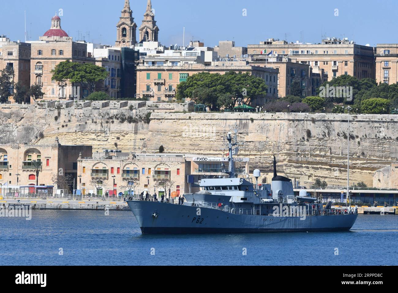 200316 -- LA VALLETTA, 16 marzo 2020 -- la pattuglia delle forze Armate di Malta AFM che trasportano migranti entra nel Grand Harbor a la Valletta, Malta, il 15 marzo 2020. AFM ha salvato un gruppo di 112 migranti che erano in difficoltà quando il loro gommone ha iniziato a prendere acqua, una portavoce di AFM ha detto a Xinhua domenica. Foto di /Xinhua MALTA-MIGRANTI-SBARCO JonathanxBorg PUBLICATIONxNOTxINxCHN Foto Stock