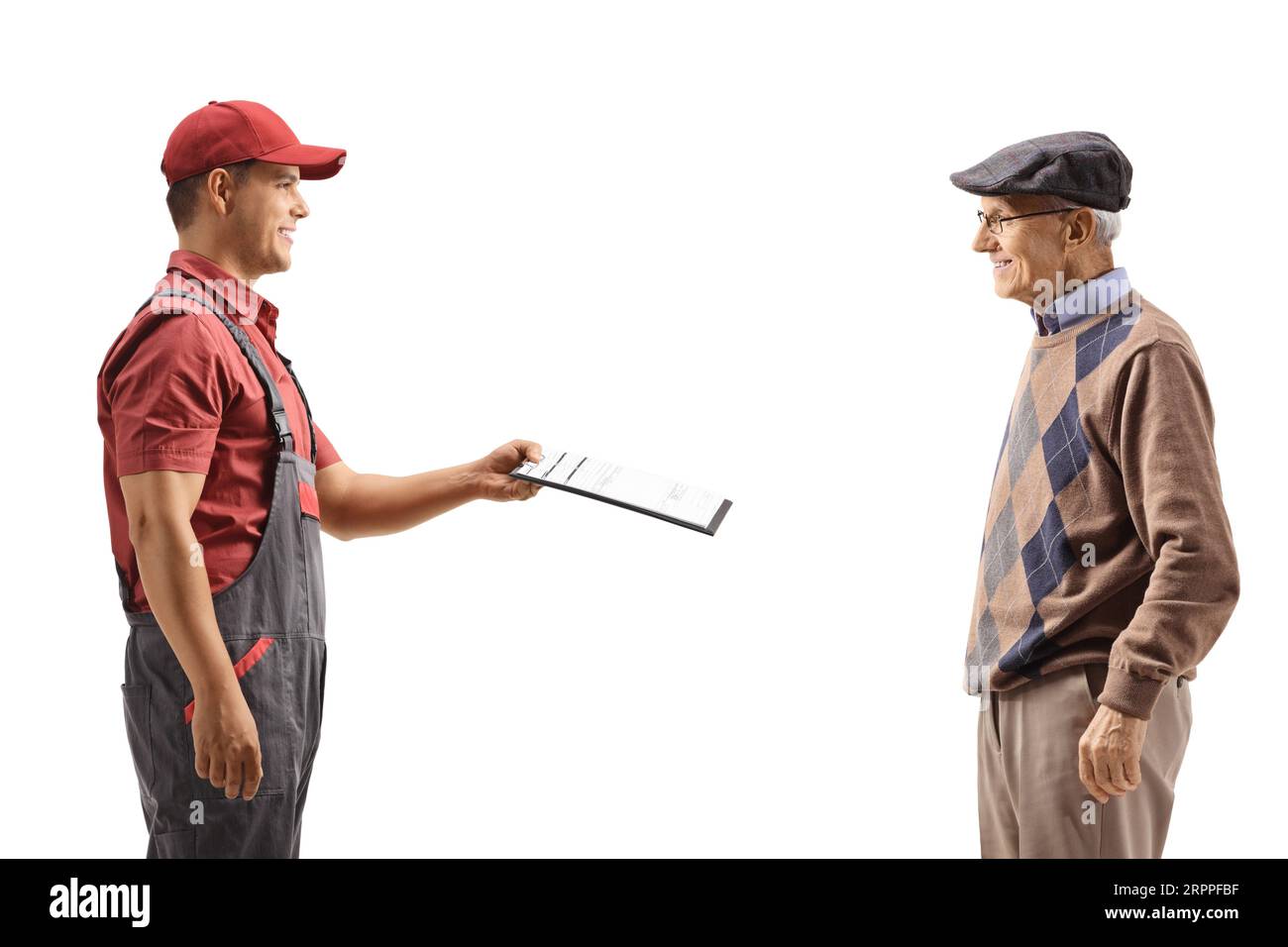 Foto del profilo di un corriere di sesso maschile che consegna un documento a un anziano gentiluomo isolato su sfondo bianco Foto Stock
