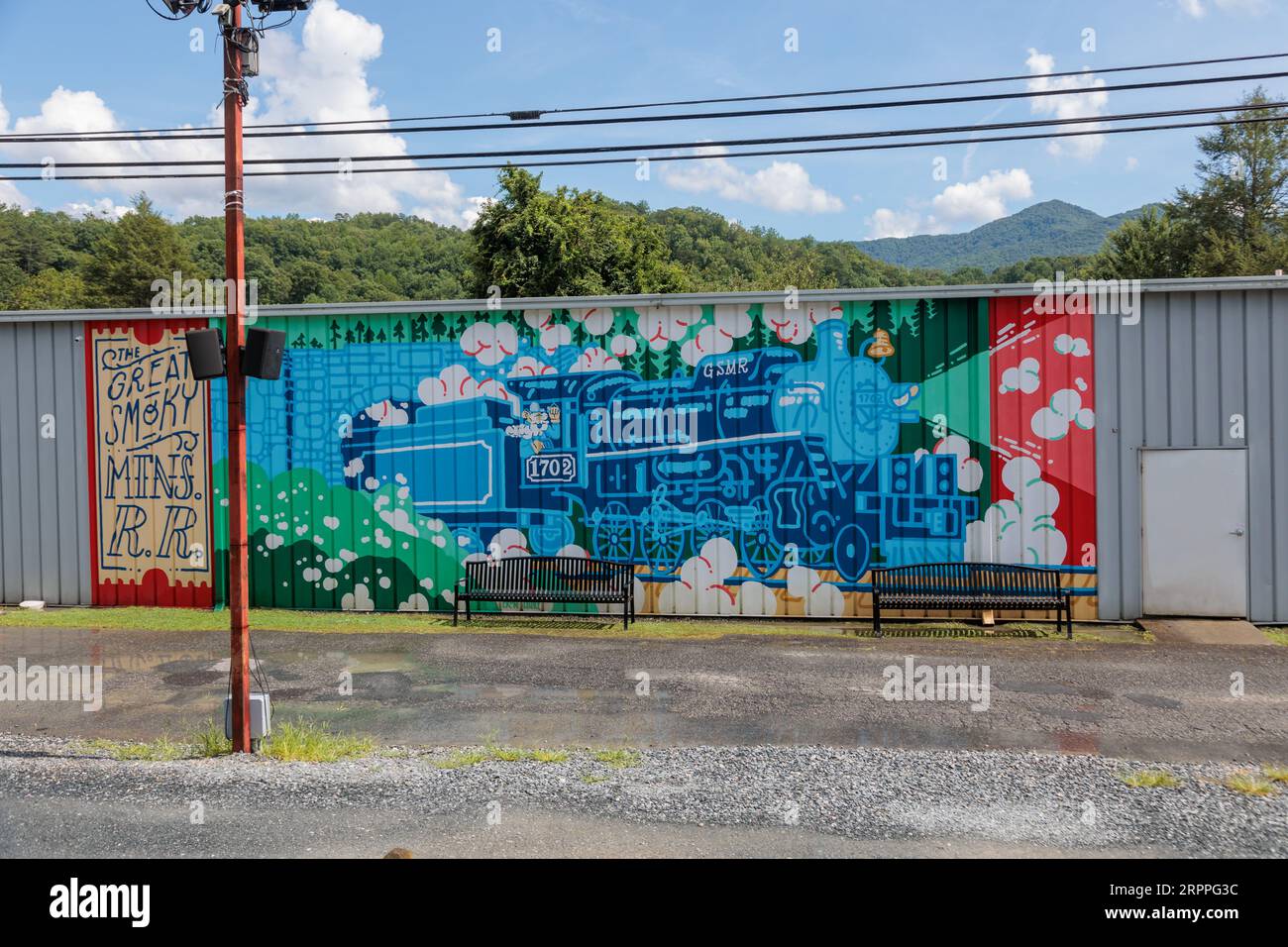 Un murale sul retro di un edificio accoglie i passeggeri della Great Smoky Mountains Railroad di ritorno a Bryson City, North Carolina Foto Stock