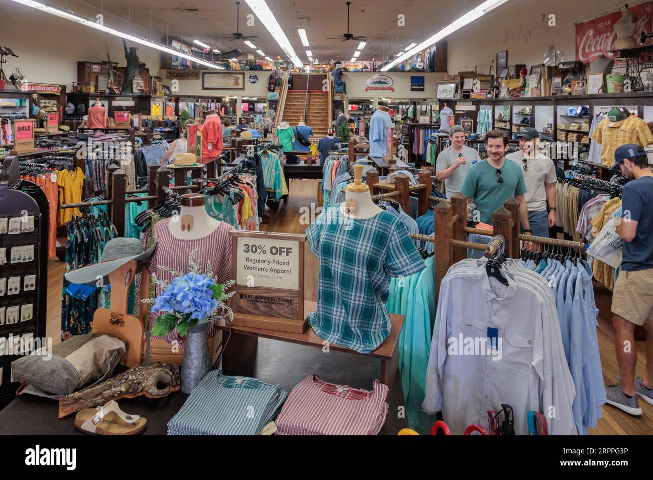 Clienti che fanno acquisti al Mast General Store di Waynesville, North Carolina Foto Stock