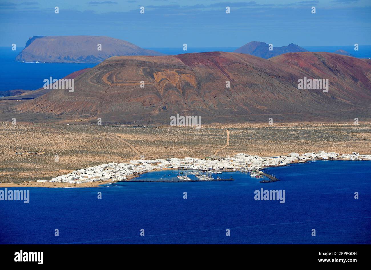 La Caleta del Sebo, isola la Graciosa. In fondo Montaña Clara. Provincia di Las Palmas, Isole Canarie, Spagna. Foto Stock