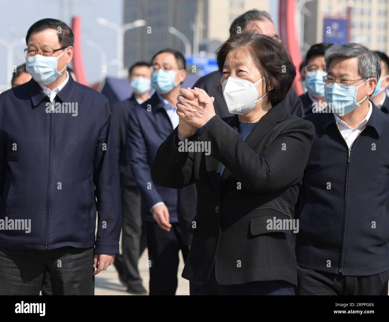 200317 -- WUHAN, 17 marzo 2020 -- il vice Premier cinese Sun Chunlan, anche membro dell'Ufficio politico del Comitato centrale del Partito Comunista Cinese, vede i medici che lasciano Hubei in un ex ospedale temporaneo a Wuhan, nella provincia di Hubei, nella Cina centrale, il 17 marzo 2020. Sole di martedì richiesto il ritiro ordinato, sicuro e regolare del personale medico che sostiene virus-colpito provincia di Hubei. Guidando un gruppo del governo centrale a guidare il lavoro di controllo epidemico a Hubei, Sun fece le osservazioni mentre vedeva i medici che lasciavano Hubei in un ex ospedale temporaneo a Wuhan. A nome di Foto Stock