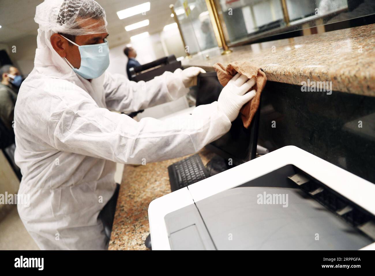 200317 -- CAIRO, 17 marzo 2020 -- Un operaio sterilizza un edificio nella zona di al-Zeitoun, Cairo, Egitto, il 17 marzo 2020. L'Egitto ha adottato misure più severe per limitare la diffusione del nuovo coronavirus dopo che il numero di casi confermati è salito a 166 con quattro morti nel paese. EGITTO-CAIRO-COVID-19-MISURE AhmedxGomaa PUBLICATIONxNOTxINxCHN Foto Stock