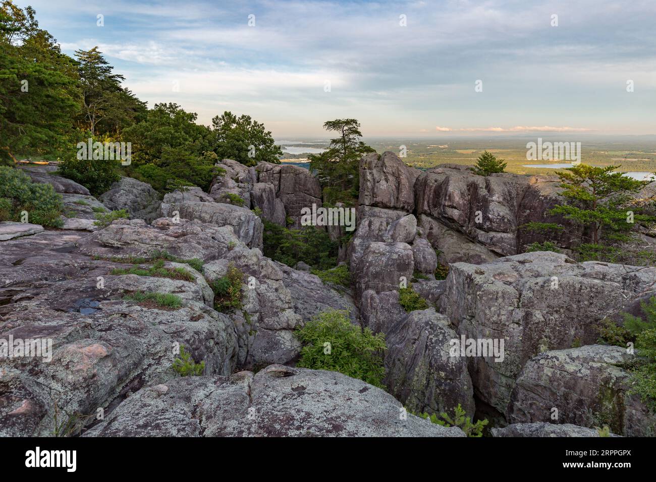 Vista sulla cima della montagna dal parco Cheyene Rock Village vicino a Leesburg, Alabama Foto Stock