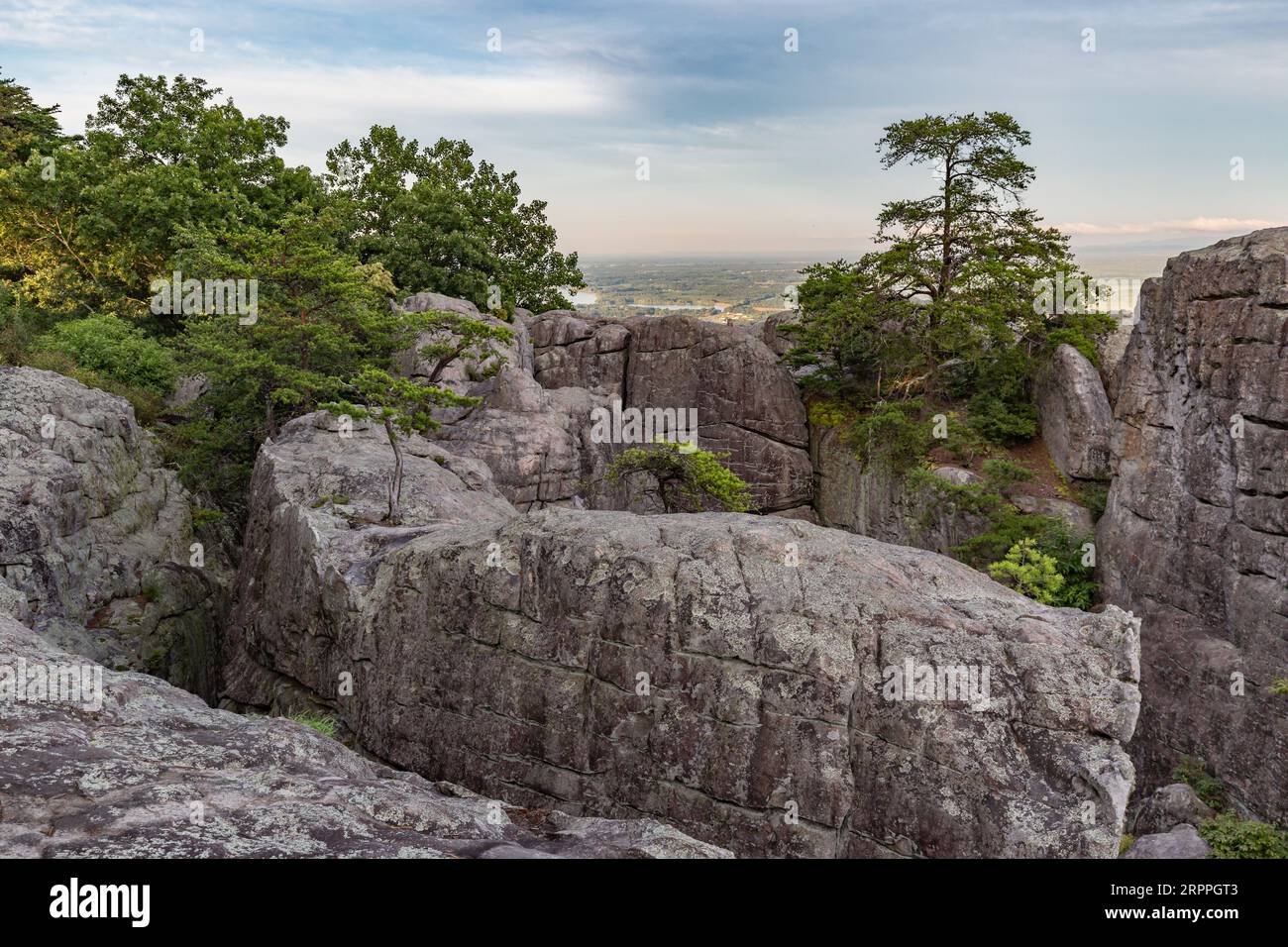 Vista sulla cima della montagna dal parco Cheyene Rock Village vicino a Leesburg, Alabama Foto Stock