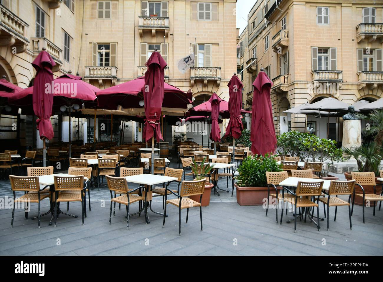 200318 -- LA VALLETTA, 18 marzo 2020 -- i posti sono vuoti fuori da un ristorante a la Valletta, Malta, il 17 marzo 2020. Malta ha annunciato la chiusura di tutti i bar, ristoranti, palestre, club, sale da gioco e qualsiasi altro luogo di intrattenimento che attiri la folla come misura per frenare la diffusione del coronavirus, ha annunciato lunedì il primo ministro Robert Abela. Foto di /Xinhua MALTA-VALLETTA-COVID-19 JonathanxBorg PUBLICATIONxNOTxINxCHN Foto Stock