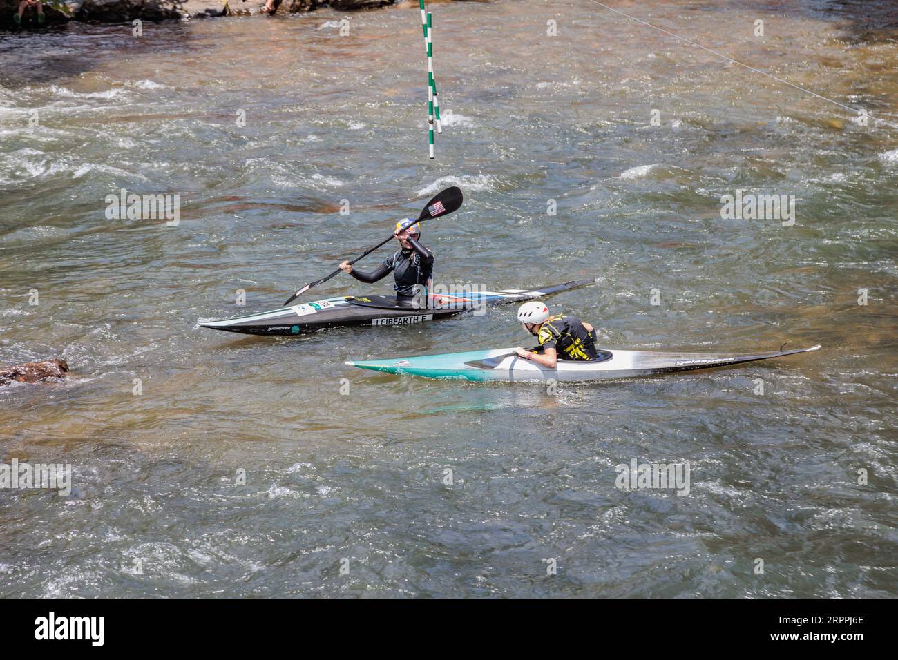 L'Olympian Evy Leibfarth che pratica lo slalom corre al Nantahala Outdoor Center vicino a Bryson City, North Carolina Foto Stock