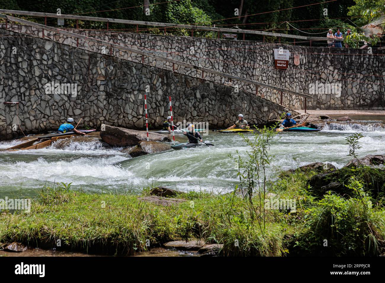 L'Olympian Evy Leibfarth che pratica lo slalom corre al Nantahala Outdoor Center vicino a Bryson City, North Carolina Foto Stock