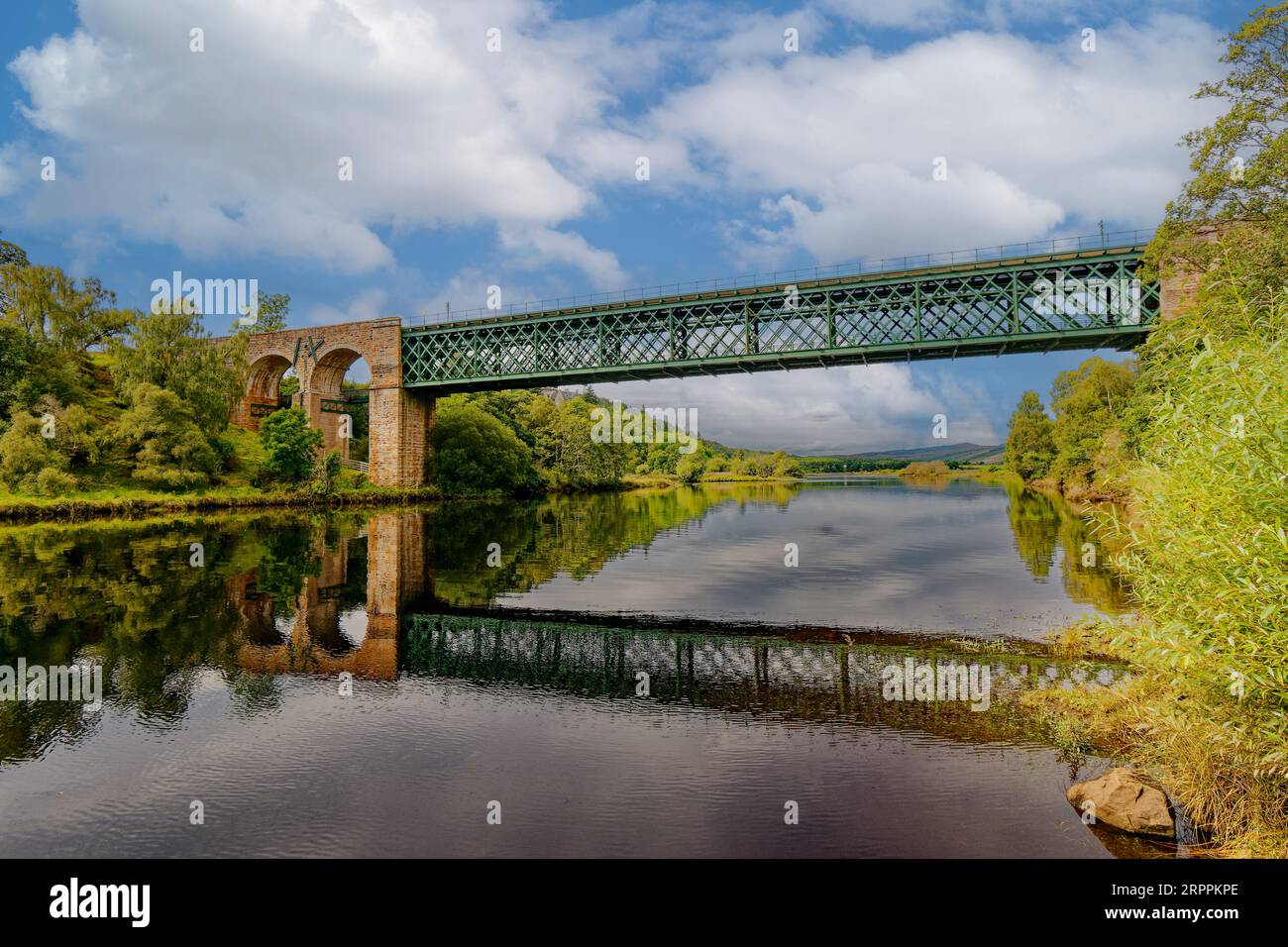 Kyle di Sutherland Scozia il viadotto Oykel o Invershin si rifletteva nell'acqua in tarda estate Foto Stock