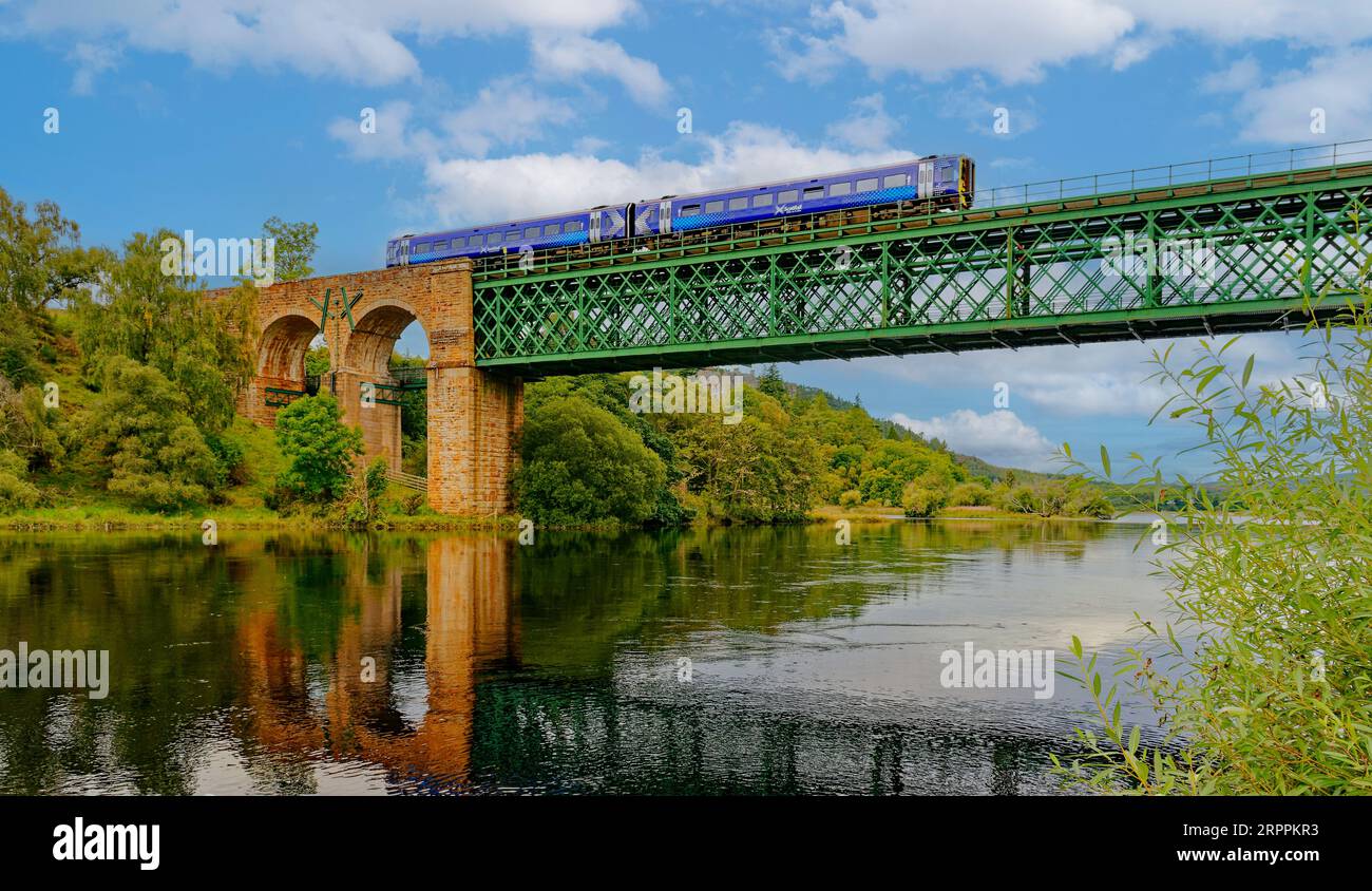 Kyle di Sutherland Scozia un cielo blu e un treno ScotRail che attraversa il viadotto Oykel o Invershin in tarda estate Foto Stock