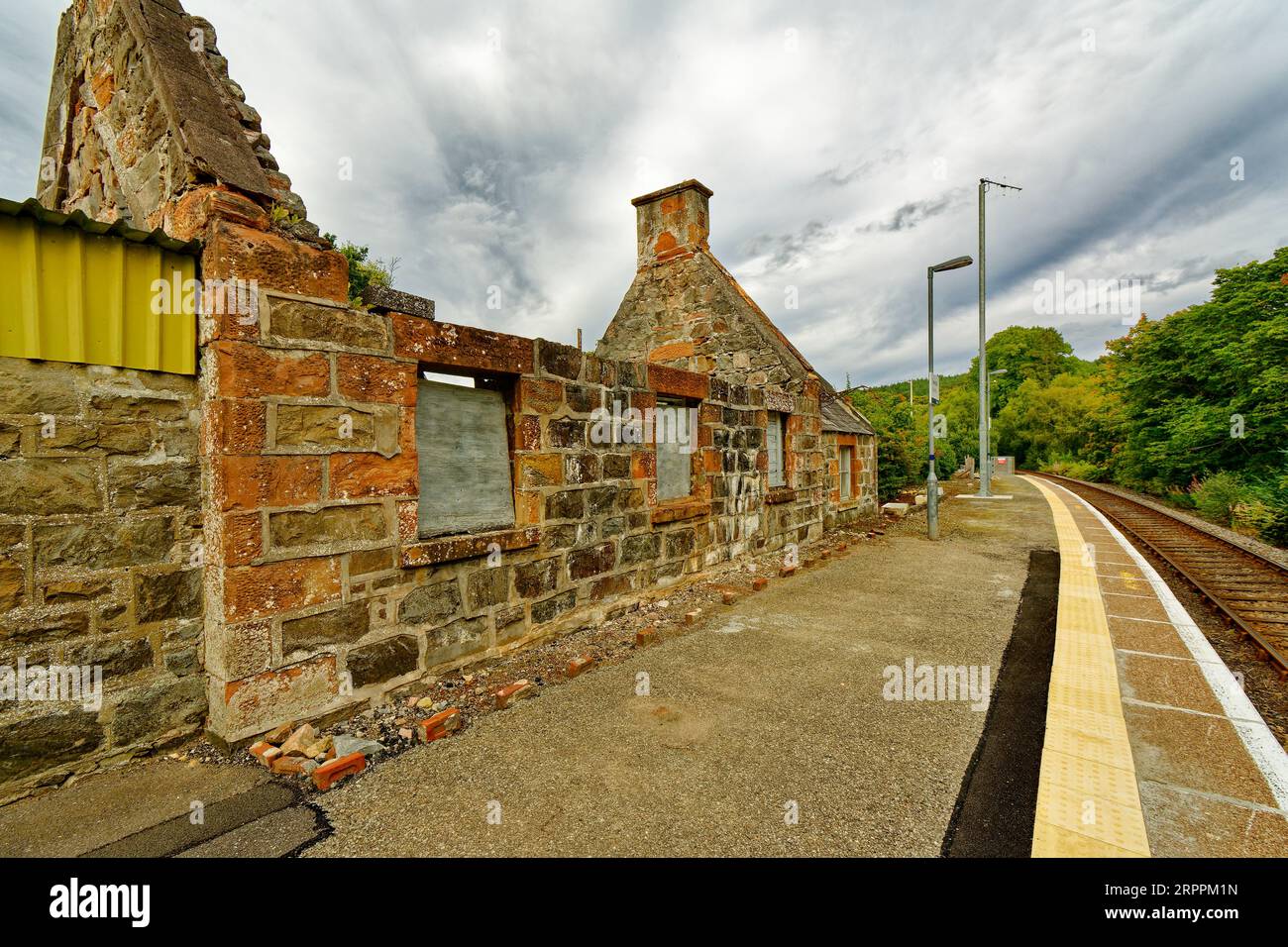 Kyle di Sutherland Scotland ScotRail, l'edificio abbandonato della stazione di Invershin alla fine dell'estate Foto Stock