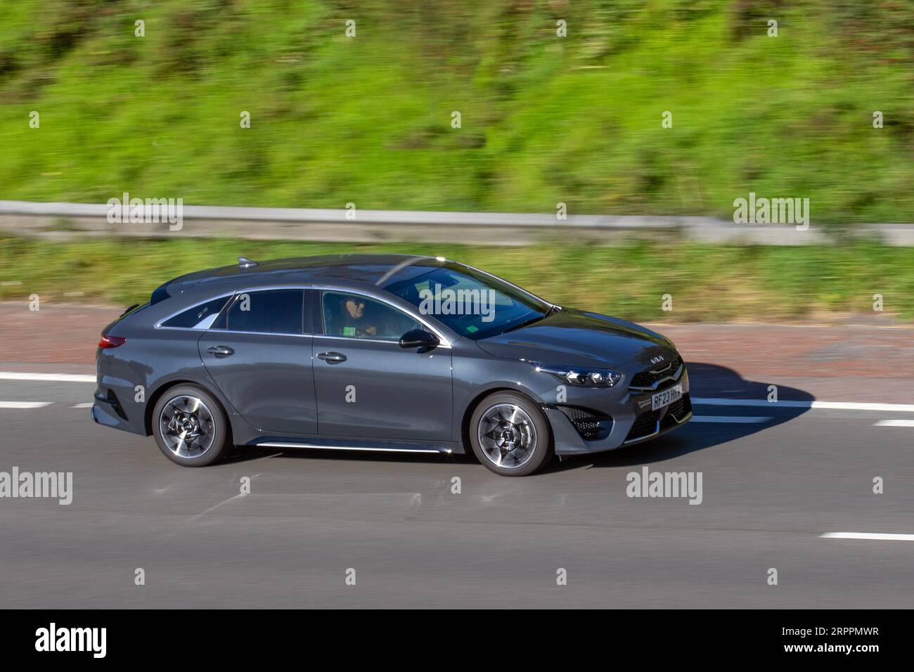 2023 Grey Kia procedere GT-Line ISG; viaggiando sull'autostrada M61 nel Regno Unito Foto Stock