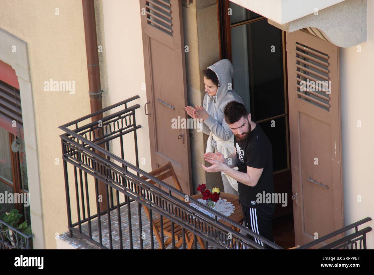 200320 -- GINEVRA, 20 marzo 2020 -- i residenti locali applaudono sui loro balconi per ringraziare gli operatori sanitari che combattono l'epidemia di COVID-19 a Ginevra, in Svizzera, il 20 marzo 2020. SVIZZERA-GINEVRA-COVID-19-APPRECIATION NiexXiaoyang PUBLICATIONxNOTxINxCHN Foto Stock