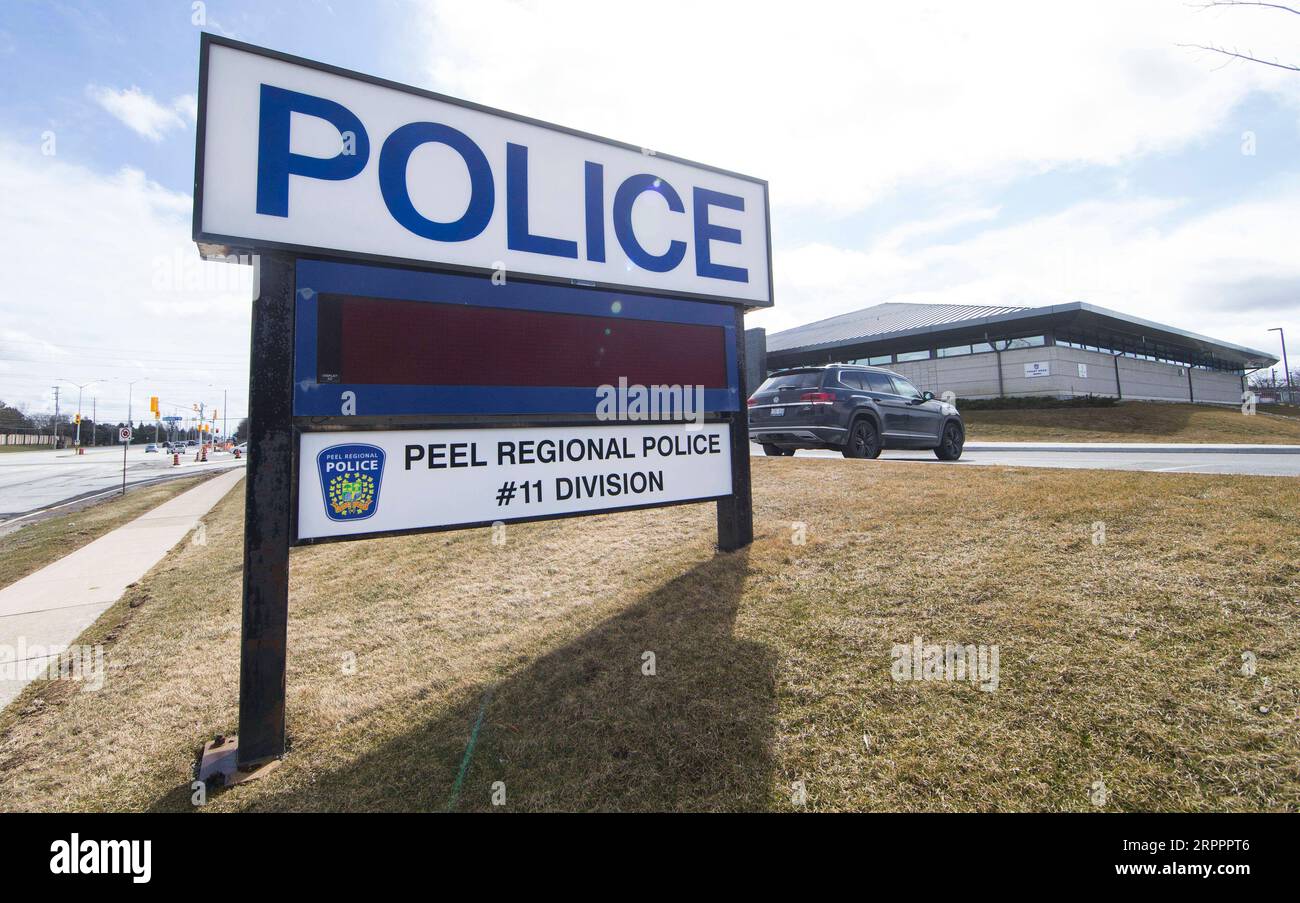 200320 -- MISSISSAUGA CANADA, 20 marzo 2020 -- la Divisione 11 della polizia regionale di Peel chiusa è stata vista a Mississauga, Ontario, Canada, il 20 marzo 2020. Il primo ministro canadese Justin Trudeau ha annunciato nuove misure venerdì mattina per mobilitare i produttori per produrre rapidamente forniture mediche vitali contro la pandemia di COVID-19 nel paese. A partire da venerdì mezzogiorno, il Canada ha confermato 924 casi di COVID-19 e 13 persone sono morte per il coronavirus. Foto di /Xinhua CANADA-MISSISSAUGA-COVID-19-MEASURES ZouxZheng PUBLICATIONxNOTxINxCHN Foto Stock