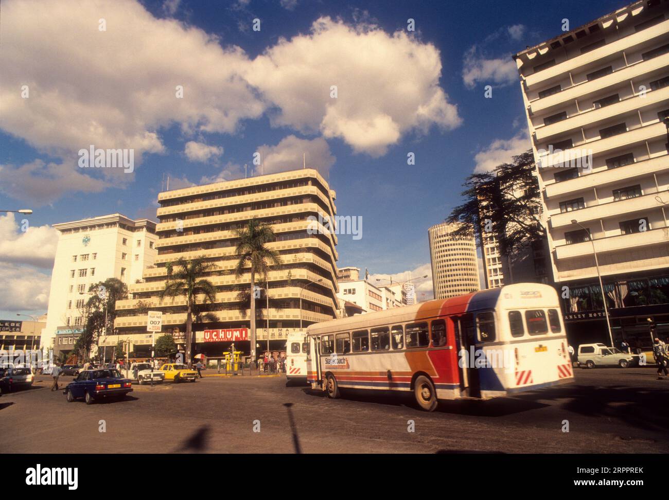 Scena di strada a Kenyatta Avenue, Nairobi, Kenya Foto Stock