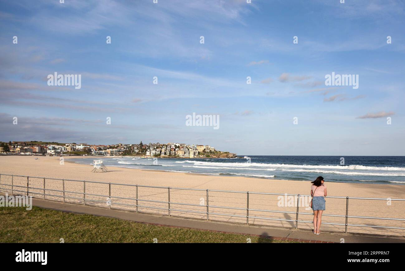 200321 -- SYDNEY, 21 marzo 2020 -- Una vista turistica la spiaggia chiusa Bondi a Sydney, Australia, 21 marzo 2020. L'iconica Bondi Beach australiana è stata chiusa dopo che centinaia di beachers si sono affollati sulla sabbia venerdì ignorando le linee guida in corso per il distanziamento sociale. Il ministro della polizia dello Stato del nuovo Galles del Sud David Elliott ha ordinato che la spiaggia di Sydney venisse chiusa sabato pomeriggio. Ci sono stati 874 casi confermati di COVID-19 in Australia alle 6:30, ora locale sabato, tra cui 382 nello Stato del nuovo Galles del Sud. Sette persone sono morte per la malattia. AUSTRAL Foto Stock