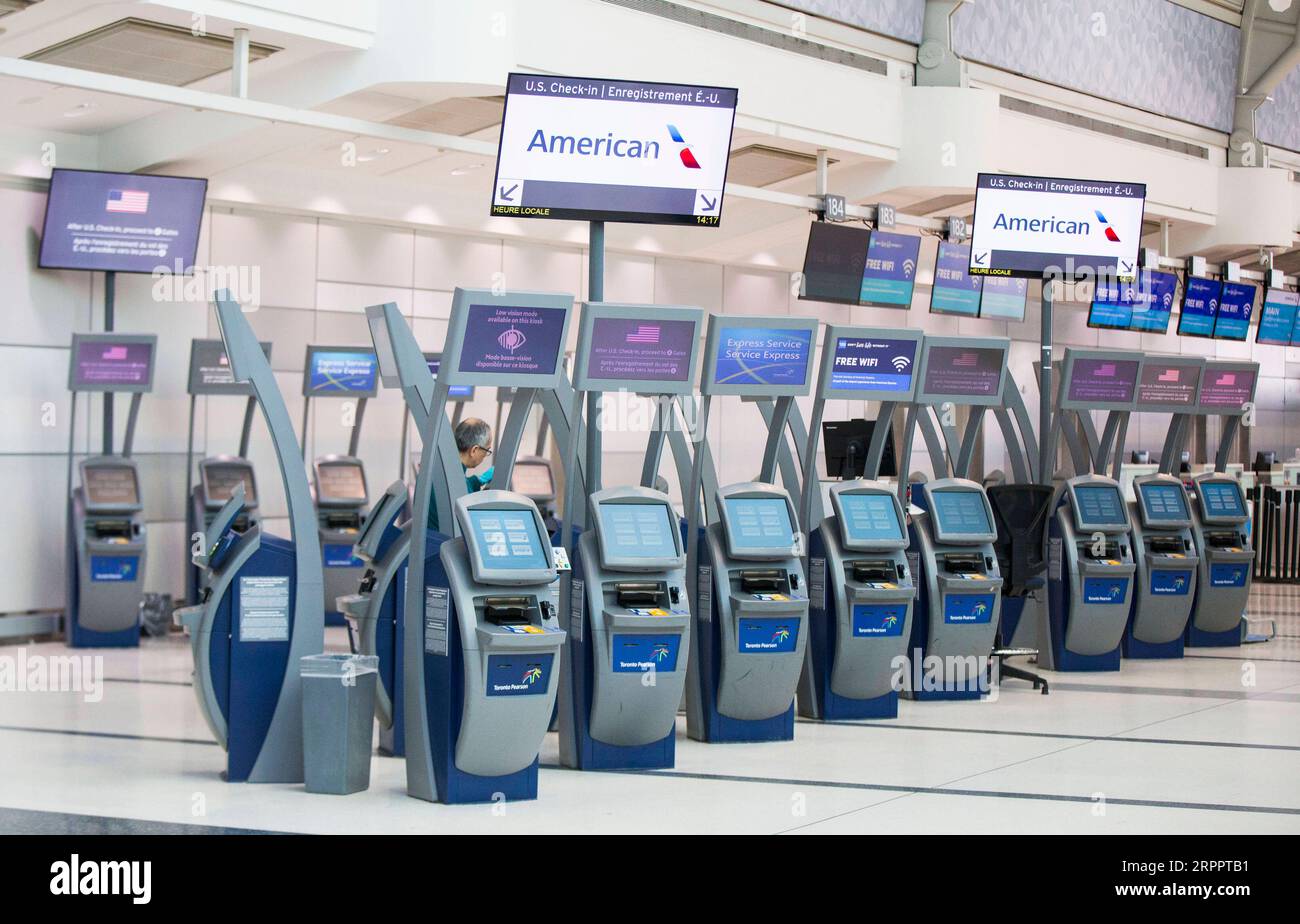 200322 -- ONTARIO, 22 marzo 2020 -- l'area del servizio espresso per il check-in negli Stati Uniti è visibile con poche persone al Terminal 3 dell'aeroporto internazionale Pearson di Toronto, Canada, 21 marzo 2020. A mezzanotte di venerdì il confine terrestre tra il Canada e gli Stati Uniti è stato chiuso a tutti i viaggi non essenziali nel tentativo di arginare la diffusione della COVID-19. Foto di /Xinhua CANADA-ONTARIO-COVID-19-U.S.-BORDER-CLOSURE ZouxZheng PUBLICATIONxNOTxINxCHN Foto Stock