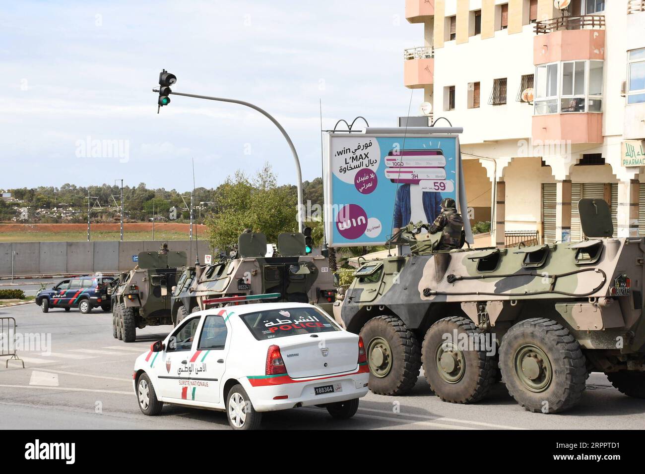 200322 -- RABAT, 22 marzo 2020 -- veicoli militari sono visti a Rabat, Marocco, il 21 marzo 2020. Il Marocco ha annunciato un'emergenza di sanità pubblica e una limitazione dei movimenti, che sono entrati in vigore a partire dalle ore 18.00 del 1700 GMT di venerdì fino a nuova comunicazione. I cittadini possono lasciare le loro case solo se ricevono un'autorizzazione speciale da parte delle autorità locali. Foto di /Xinhua MOROCCO-RABAT-COVID-19-MOVEMENT RESTRICTION chadi PUBLICATIONxNOTxINxCHN Foto Stock