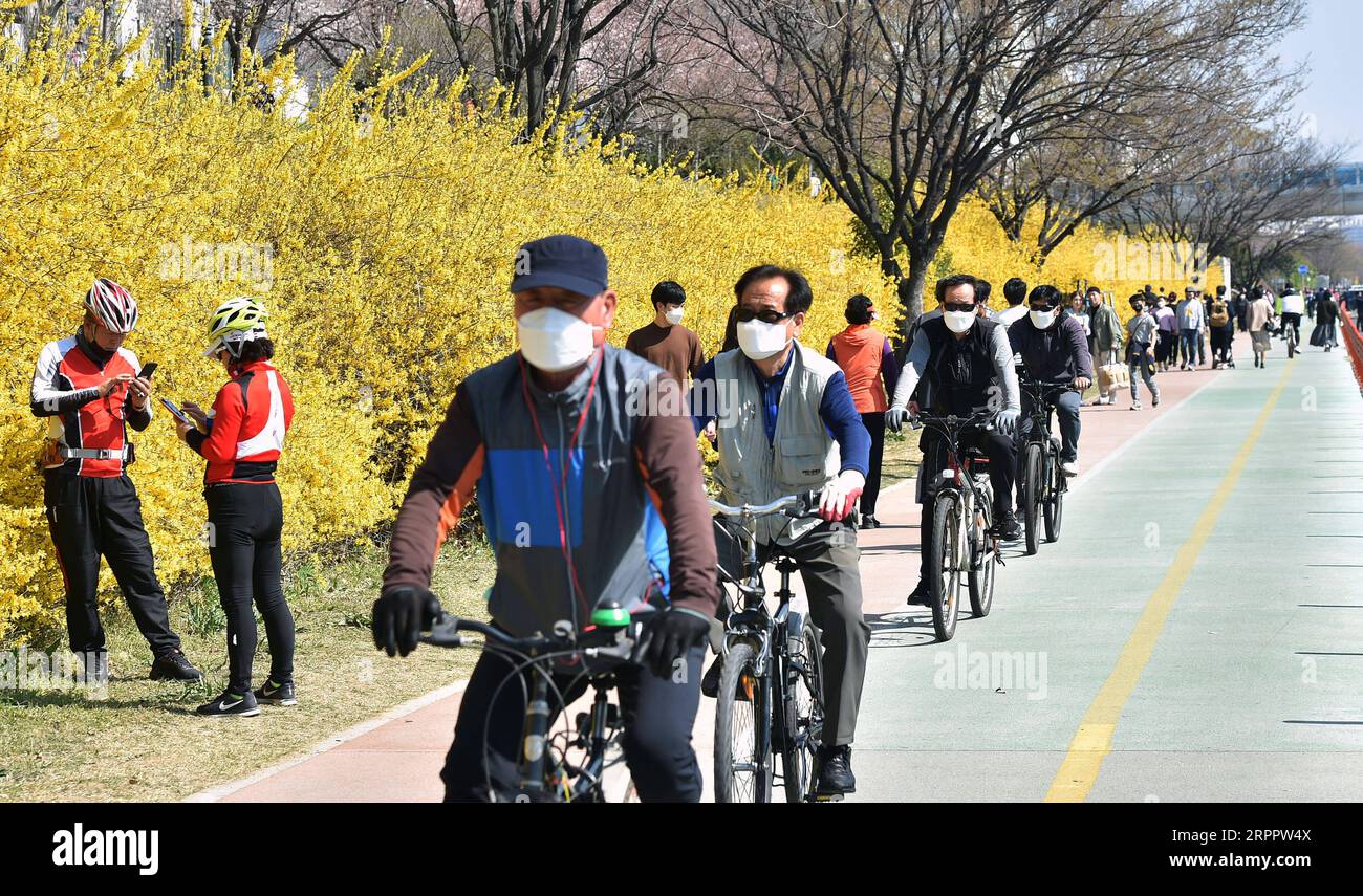 200322 -- SEOUL, 22 marzo 2020 -- la gente va in bici a Daegu, Corea del Sud, 22 marzo 2020. La Corea del Sud ha riportato 98 casi in più di COVID-19 rispetto a 24 ore fa, a mezzanotte di domenica ora locale, portando il numero totale di infezioni a 8.897. Newsis/Handout via Xinhua COREA DEL SUD-COVID-19 WangxJingqiang PUBLICATIONxNOTxINxCHN Foto Stock