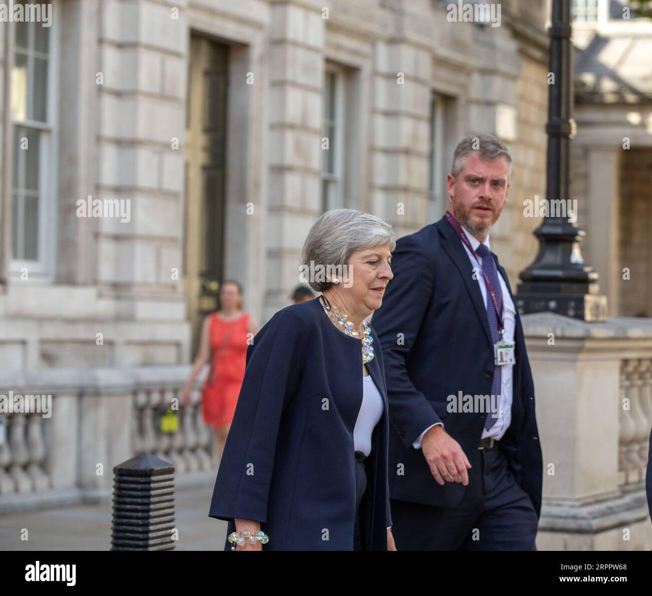 Londra, Regno Unito. , . L'ex primo ministro Theresa May è vista lasciare l'ufficio del governo dopo l'incontro credito: Richard Lincoln/Alamy Live News Foto Stock