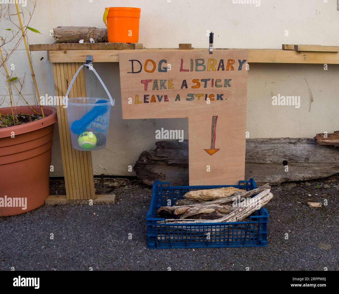 Dog Library a Lee, in Solent Hampshire, Inghilterra, prendi un bastone e lascia un bastone Foto Stock
